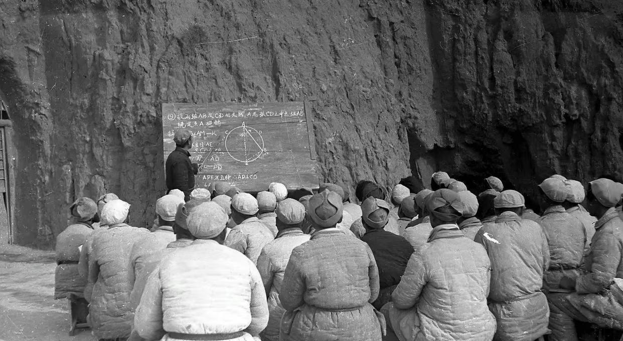 舞文泼墨 的想法 艰难年代的教育 图1为1939年抗战期间,八路军在