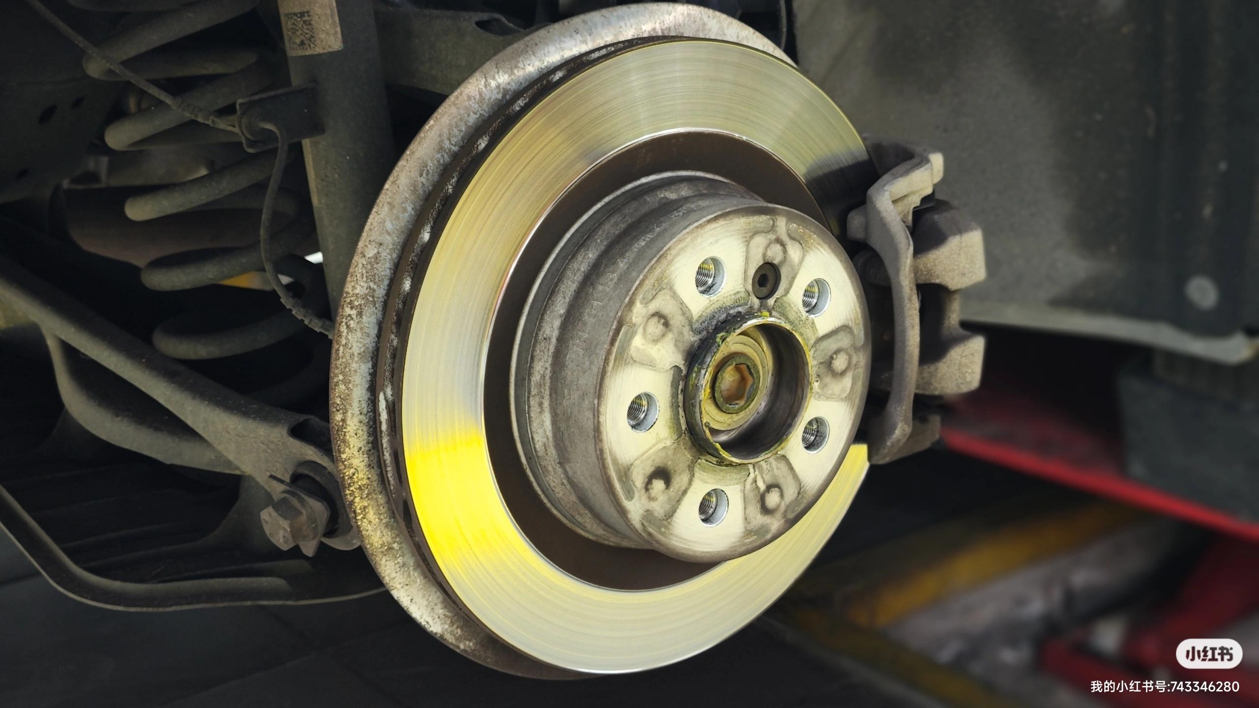 宝马三系5万公里第二次换刹车片继上一次换刹车片有两万五千公里我没