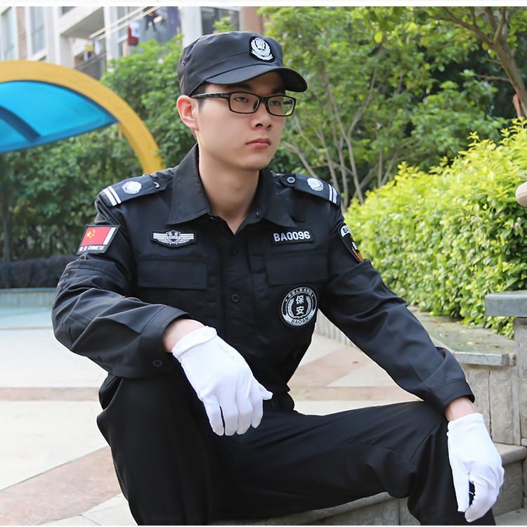 突然,保安队长一声吼,贼娃子来偷东西了,我被吓