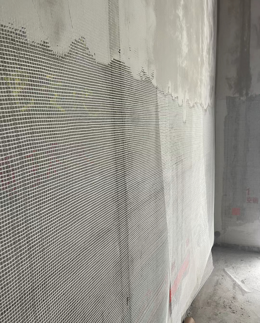 墙面挂网,其实就是一项墙面施工工艺,是钉在墙上的保护网,防止墙面
