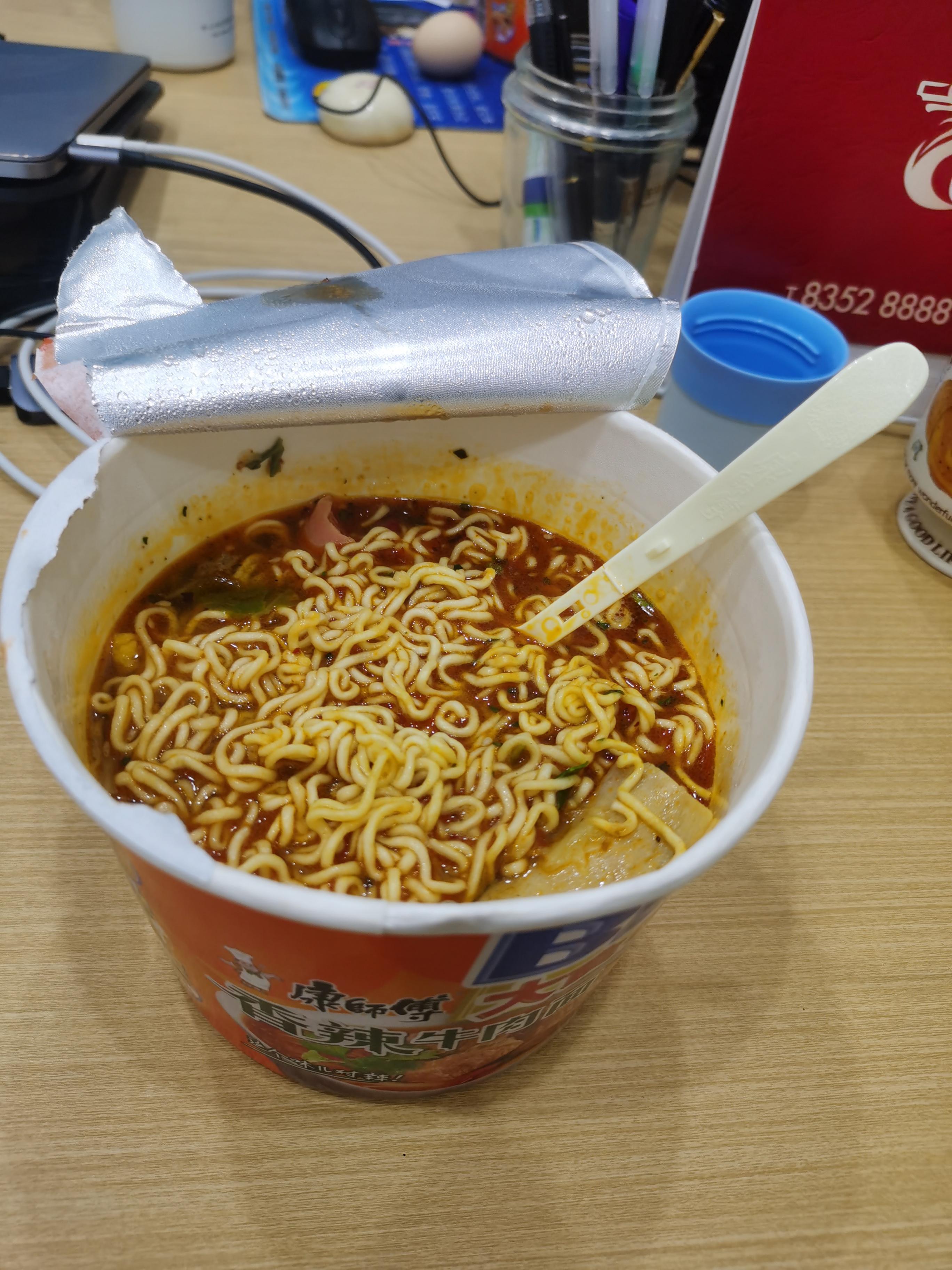 雨天,不想在外面淋雨,想想吃泡面吧!好大一桶,差点吃不完!