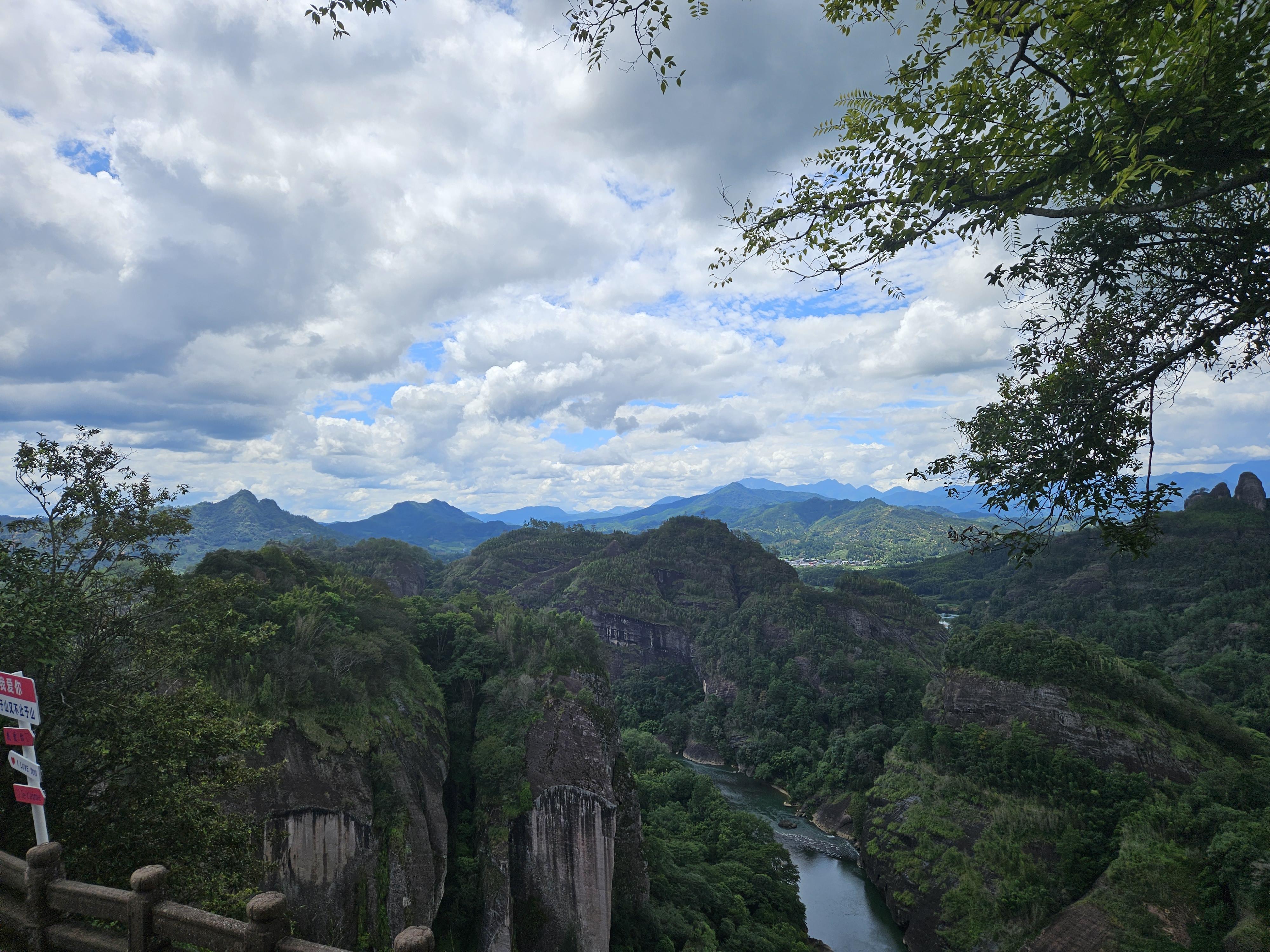 的想法: 福建省武夷山是个值得去的地方,暑假去乘了一次竹筏,九曲溪很