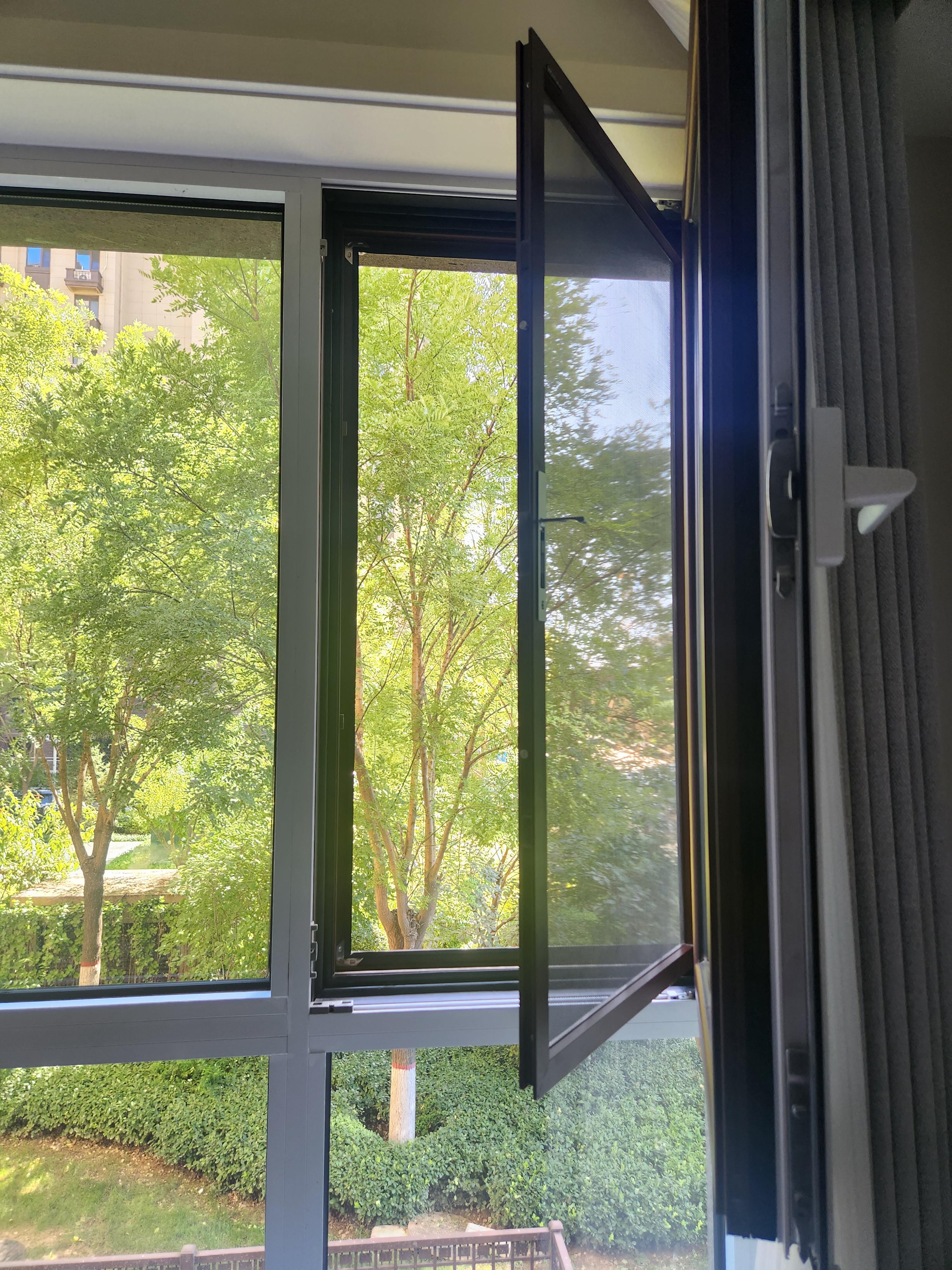 现在室内的平开窗户都流行改造金刚网纱窗,金刚网纱窗在固定安装时