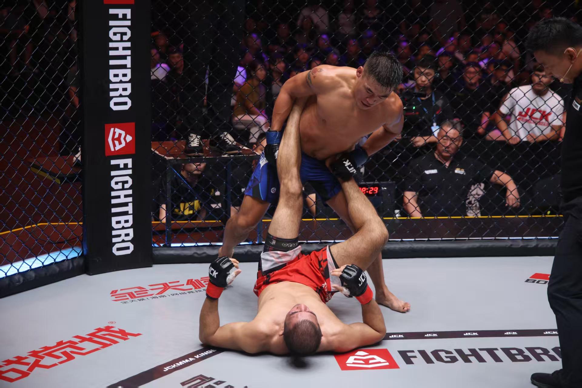 对于一名优秀的综合格斗选手来说技术上的不断精进实