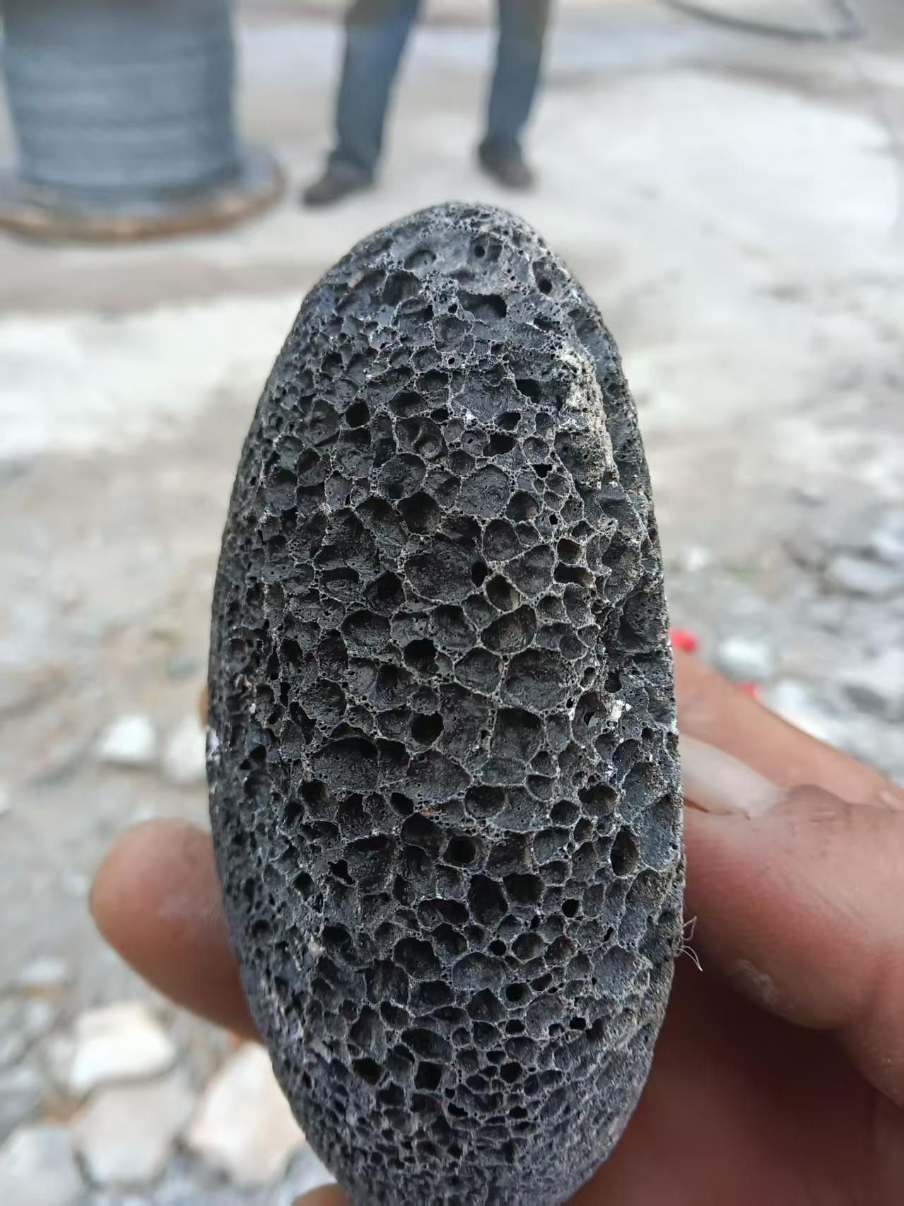 这个石头是什么东西会不会有辐射我特别喜欢石头河边