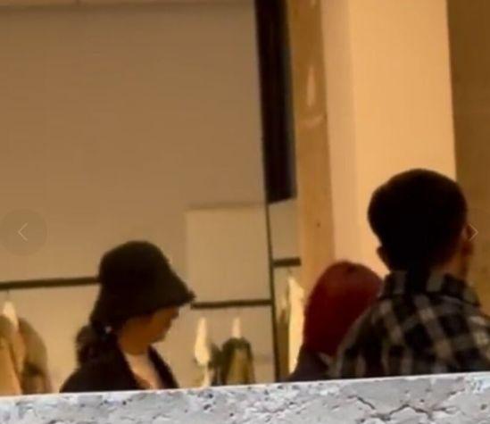 赵丽颖和男友国外逛街被拍