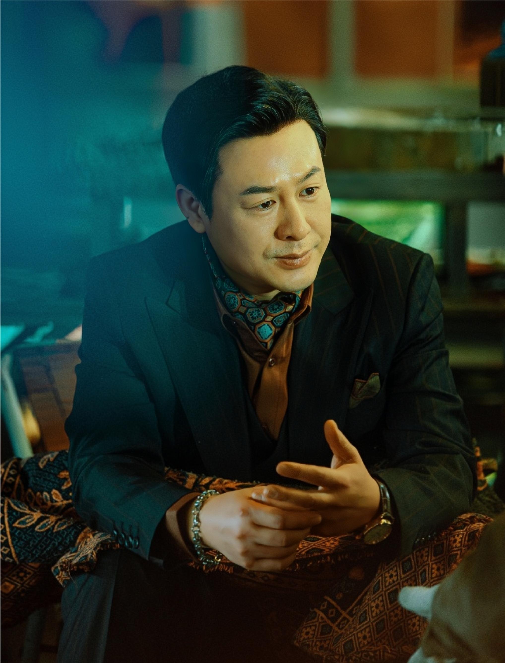 佳伟 的想法: 这位演员之前在《隐秘的角落》演的父亲,已经让人印象