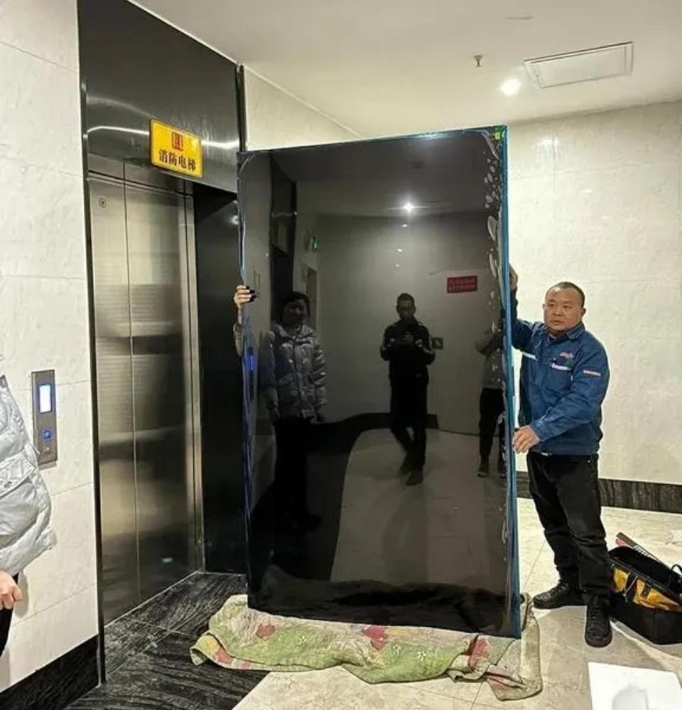网友求助100寸大电视进不了电梯30层爬楼梯太累了谁有好办法