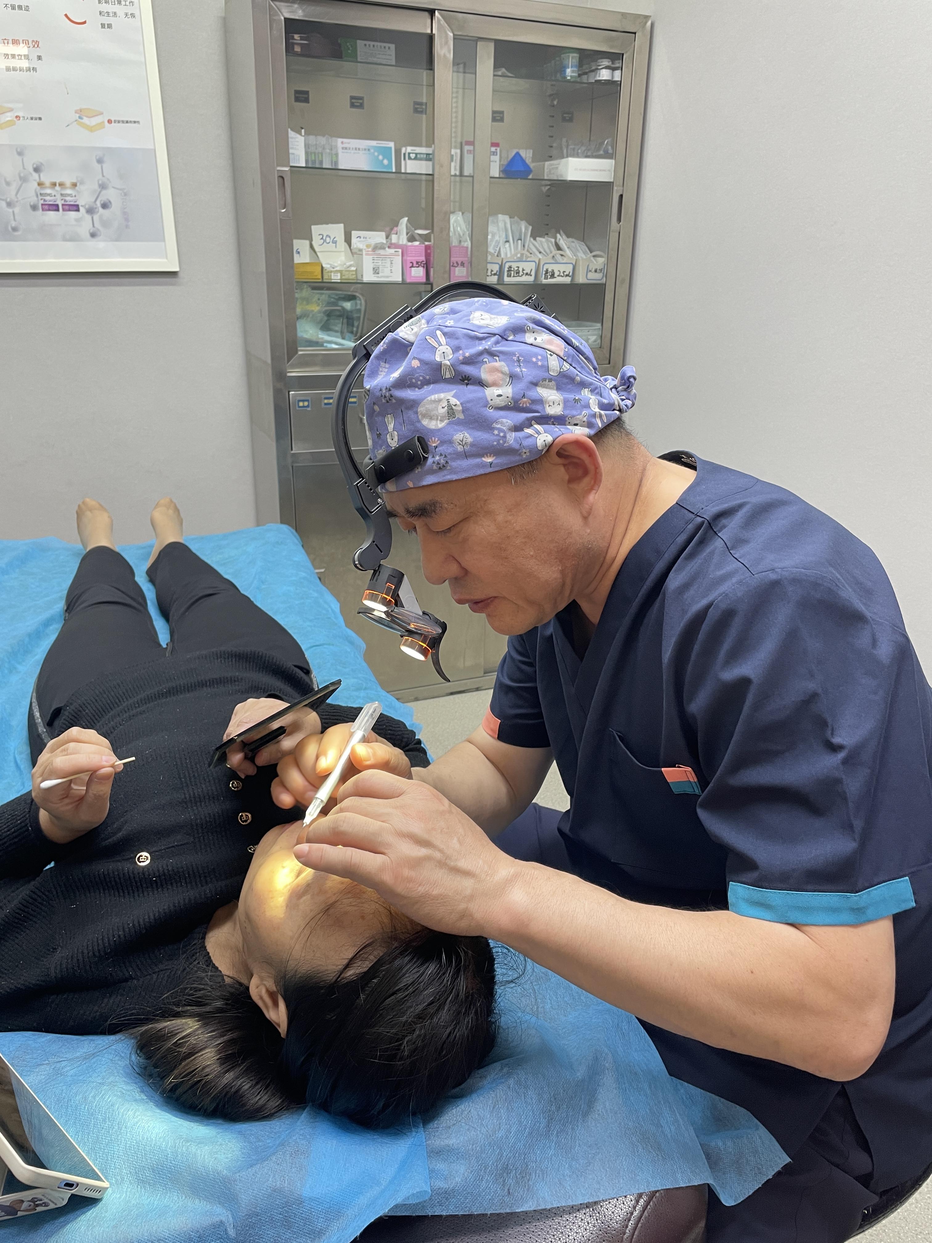 整形医生郑永生 的想法: 刚刚结束一台睑黄瘤的手术,手术患者今年已经