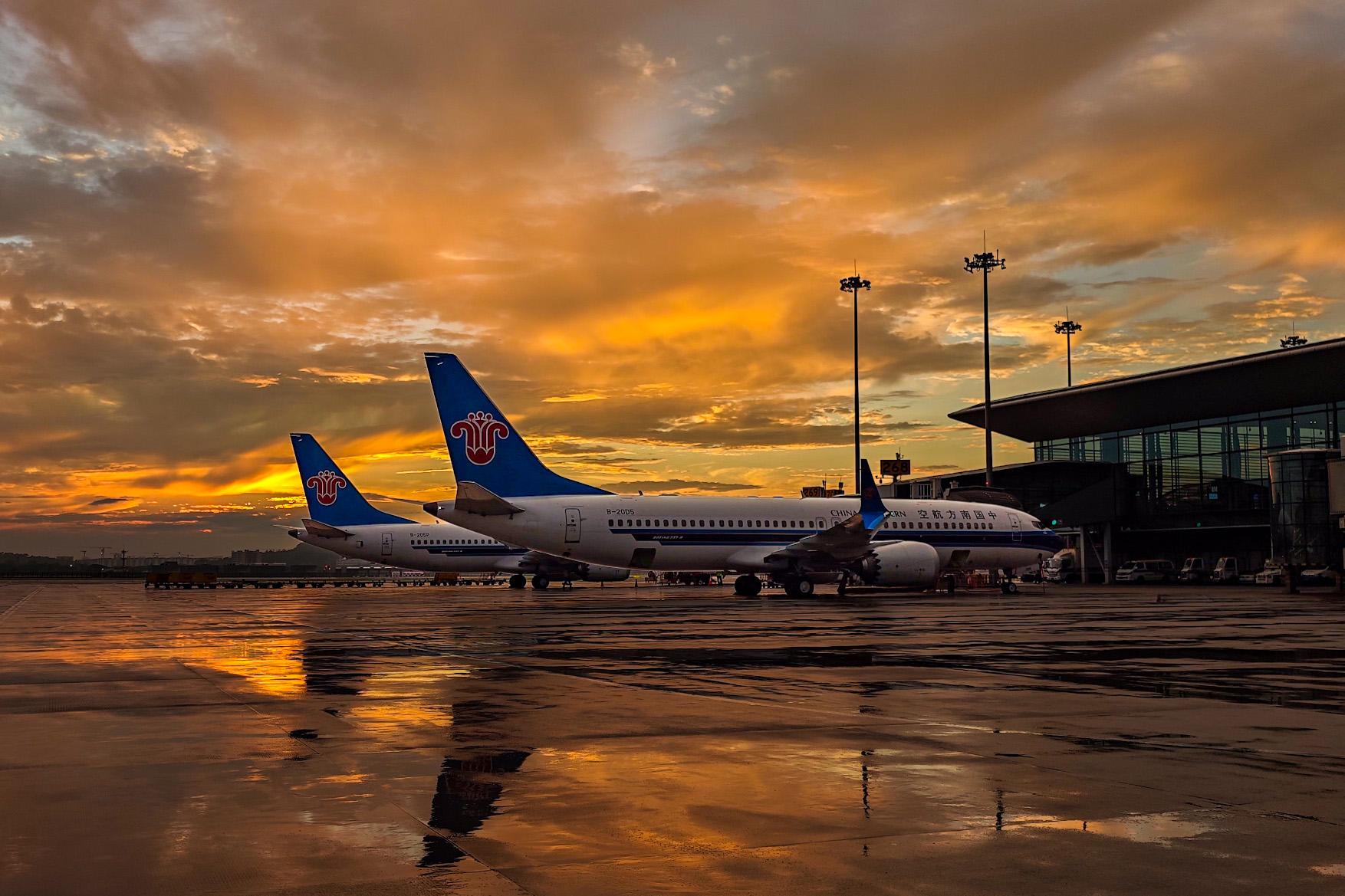 中国南方航空 的想法: 分享一组前几日的晚霞照,大家猜猜是哪个机场?