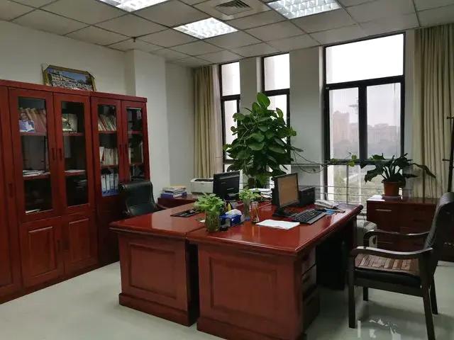 主要原因是以前的一把手刘局依然按时上班,不像其他退居二