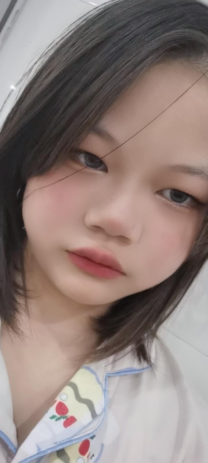 我真的长的很像老妇女吗就是有一次拍了几张比较酷的照片被人说老妇女