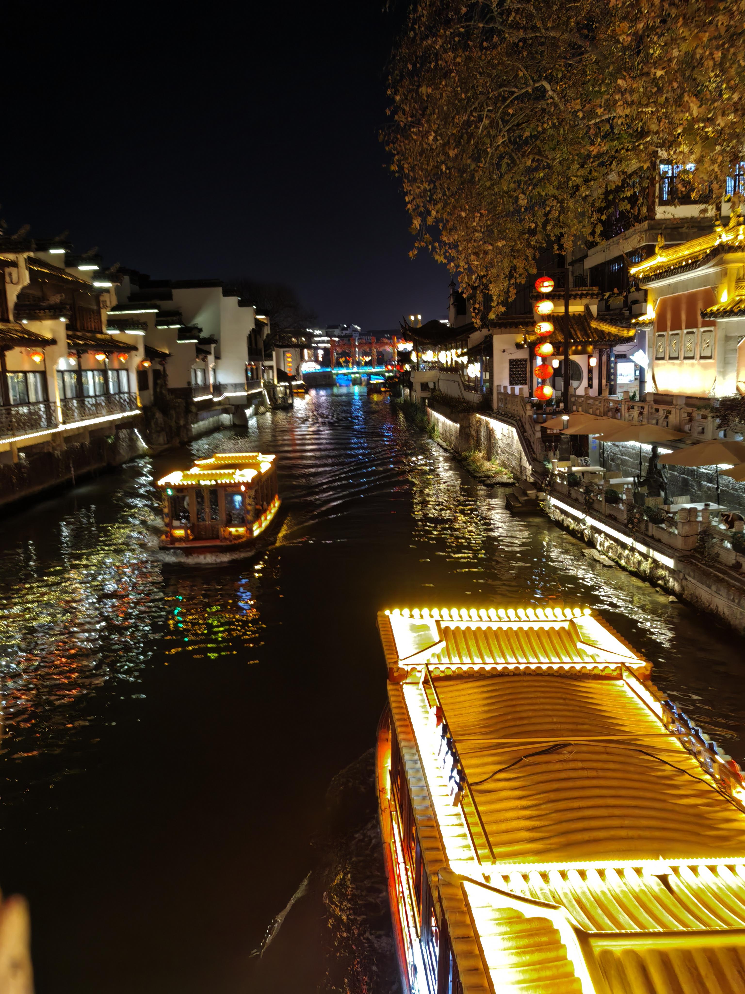 梧桐夕语 的想法: 秦淮河之夜 | 秦淮河之夜,岸上人来人往,水上舟走船行,灯火辉煌,流光溢彩。“烟笼寒水月笼沙,夜泊秦… - 知乎