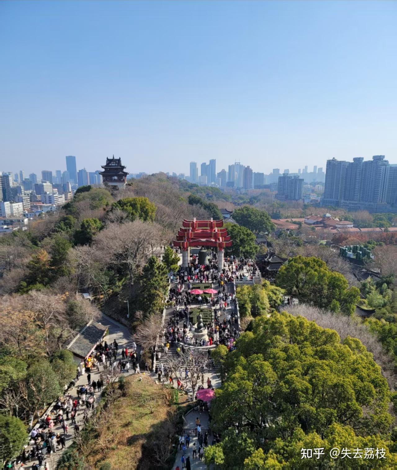 失去荔枝 的想法: #鄂马带你游天下 天气好的时候来黄鹤楼打卡也太值了吧!黄瓦飞檐的楼体看着超气派。站在楼上往远了还能看… - 知乎