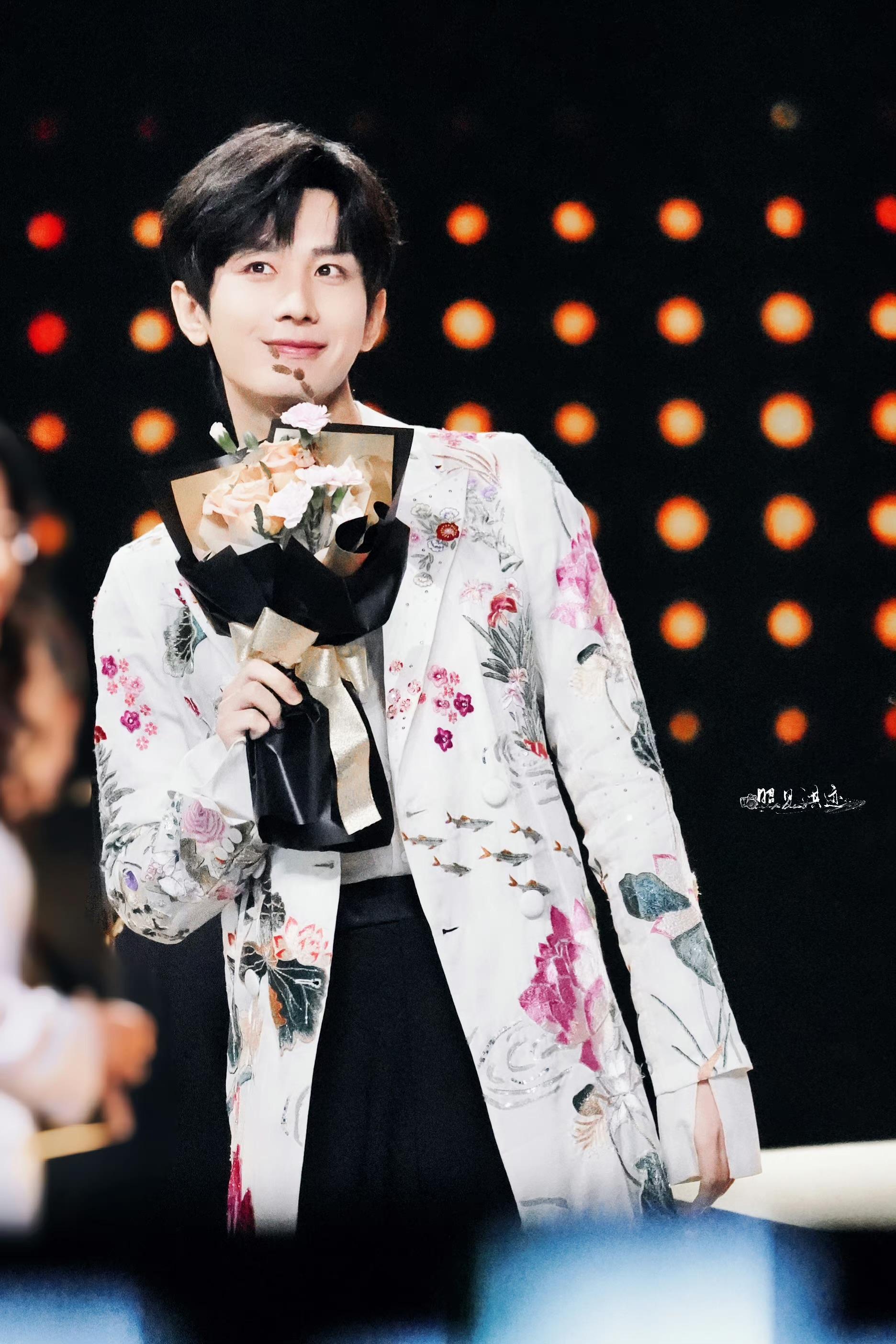 鹿思淇 的想法: 成毅|尖叫夜华彩乐章 | 那晚他rahul mishra2023高定