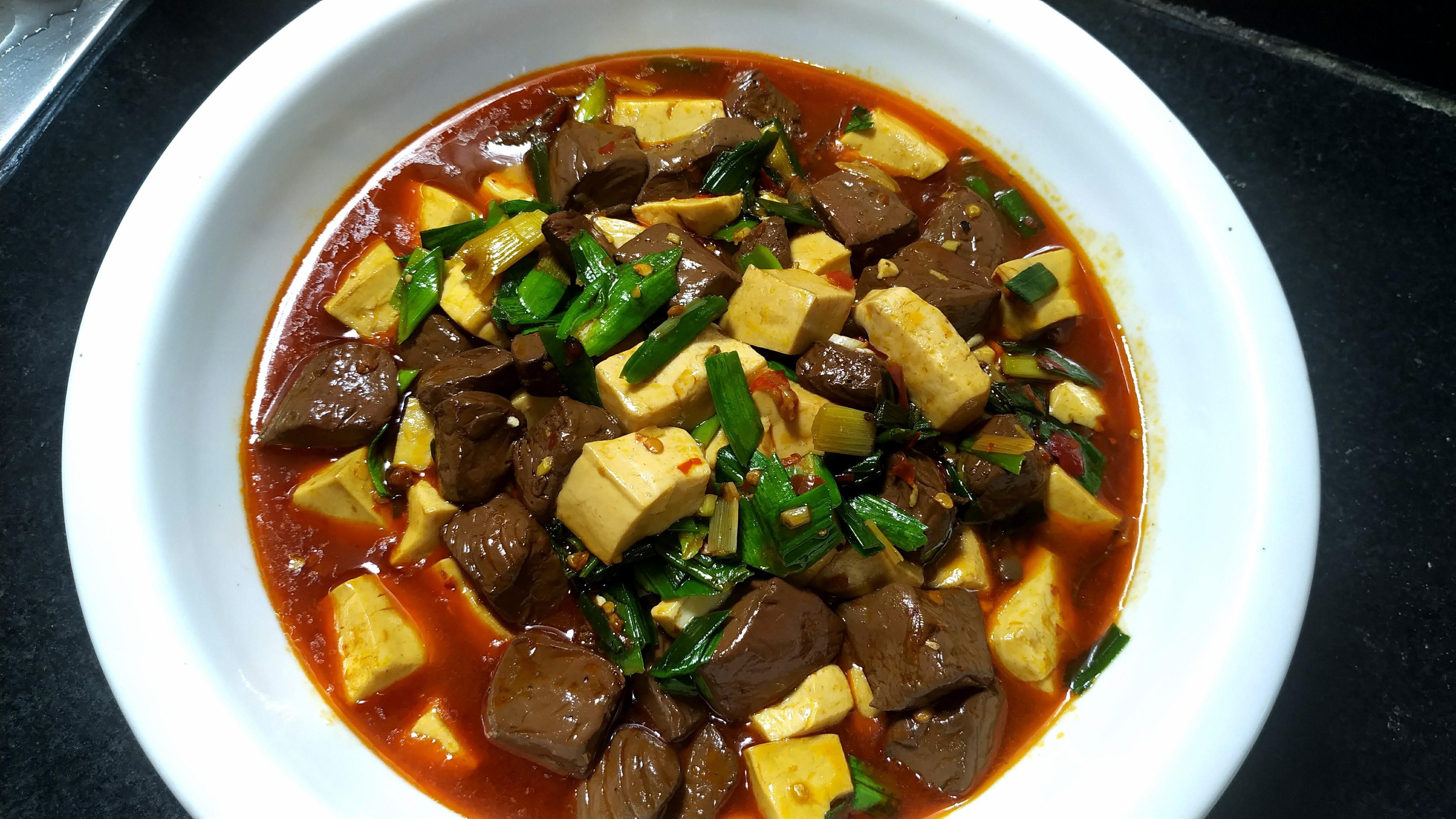 猪血烧豆腐是一道非常下饭的家常菜做法简单配上韭菜或者青蒜苗味道不