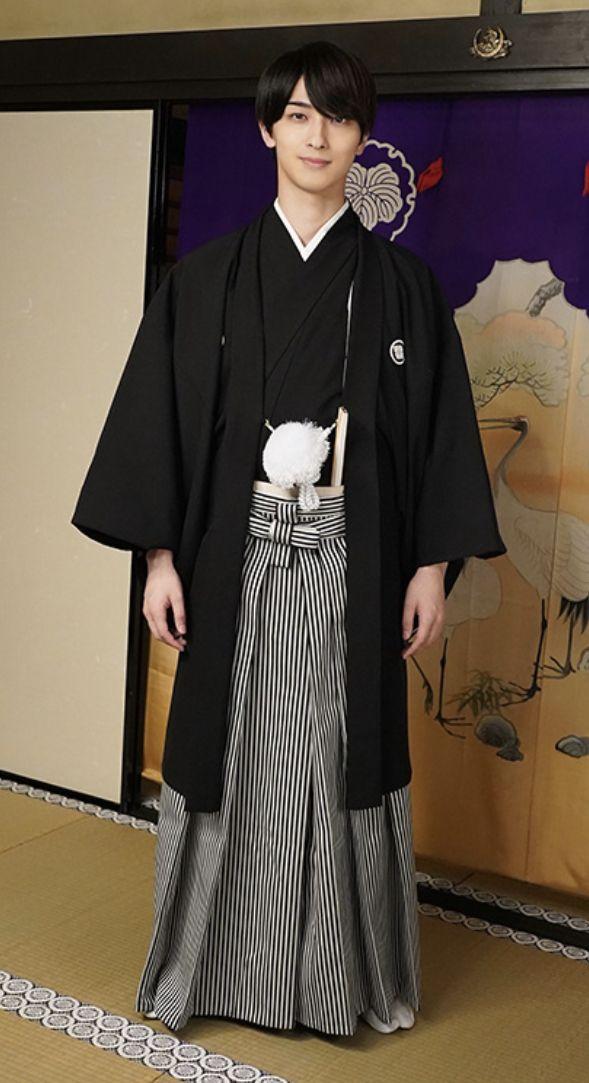 婚礼穿这个纹付裦(もんつきはかま)一种日本传统的正式和服通常由上