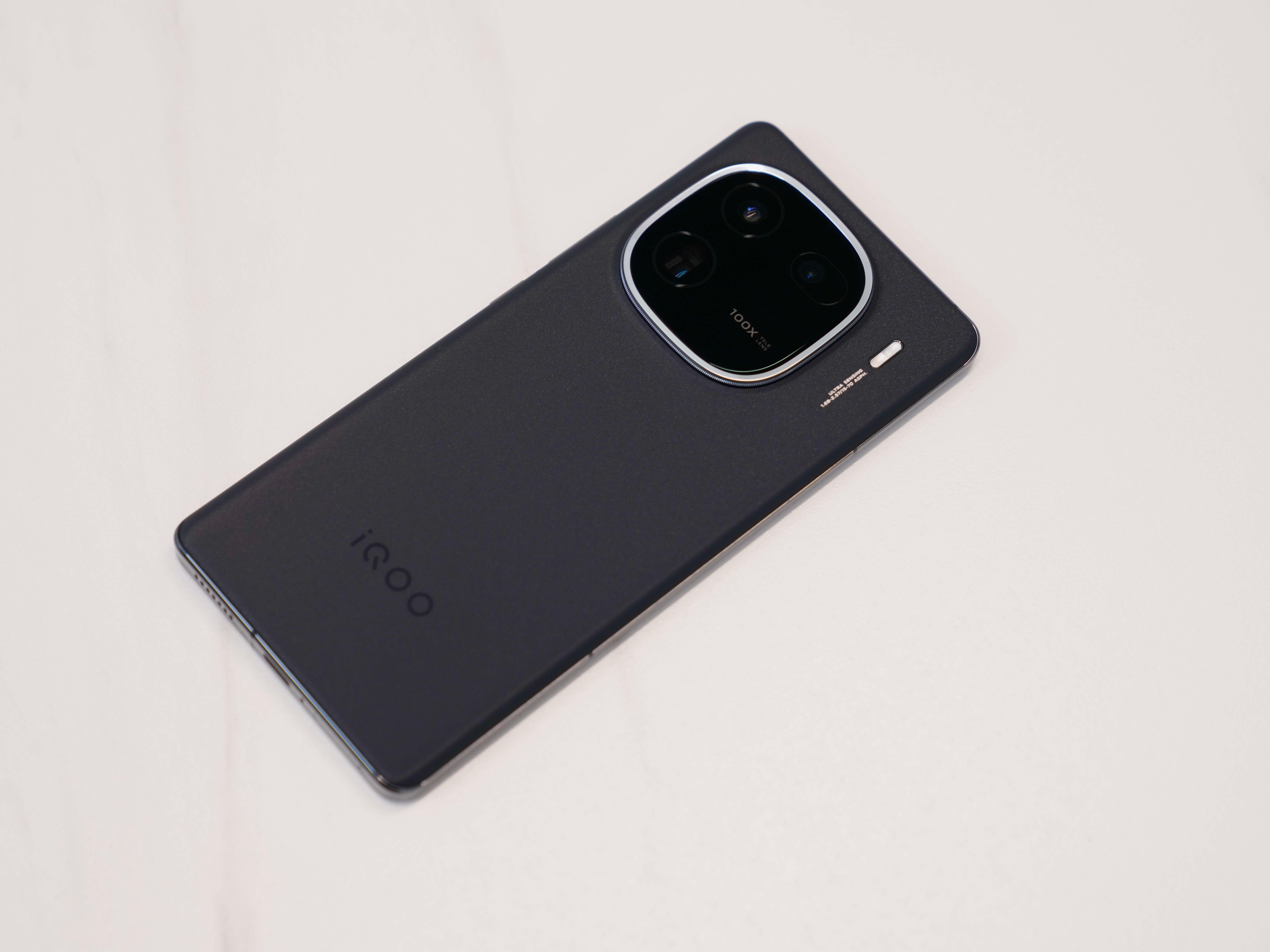 科技daily 的想法: iqoo 12 pro真机抢先看 | iqoo 12 pro真机抢先看