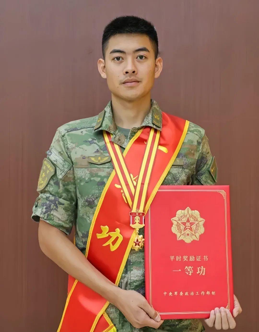 攒动彩旗招展掌声阵阵热闹非凡庆祝入伍仅9个月的覃文旭荣立一等功