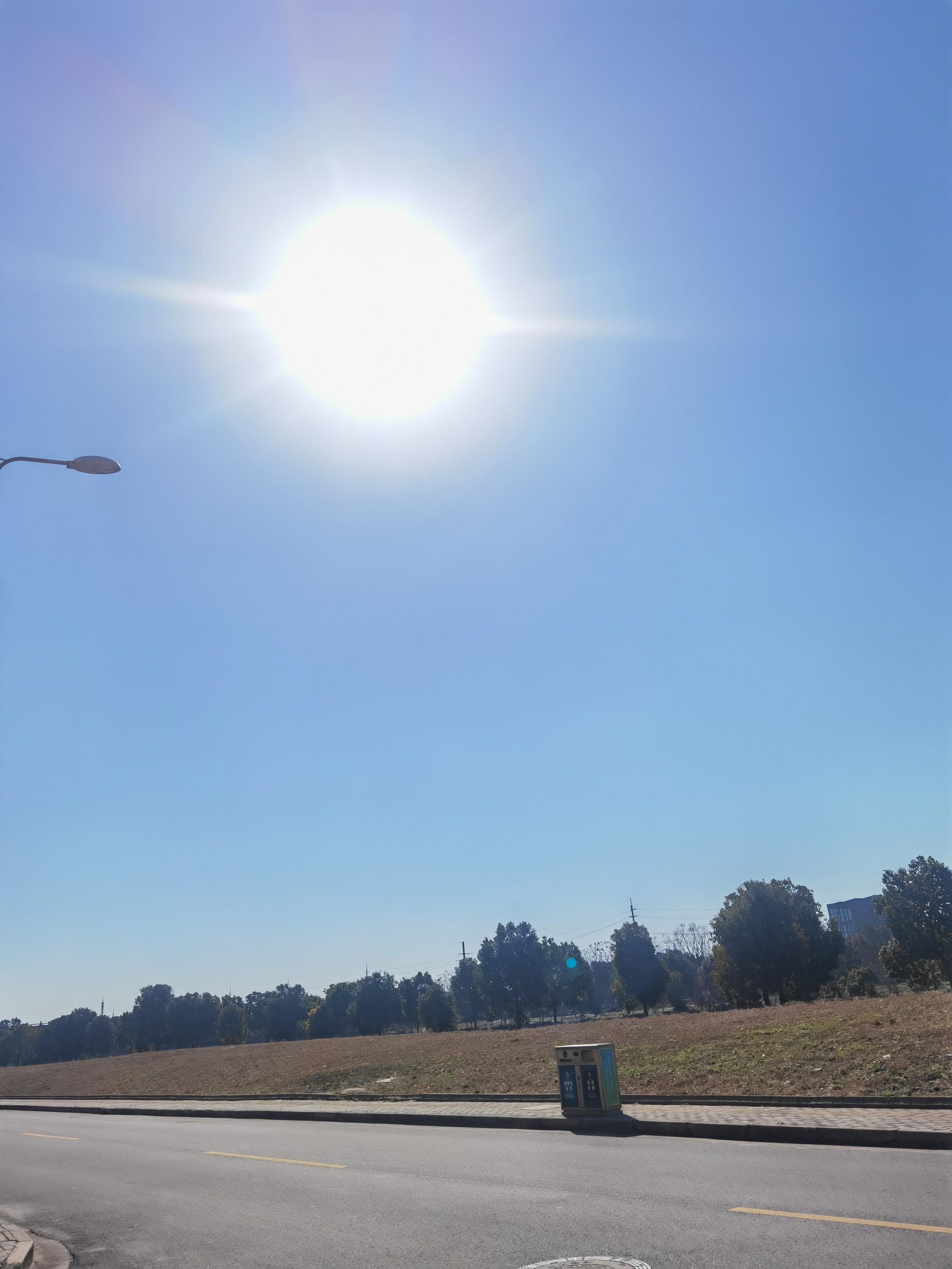 窝在房里,哪有外面晒太阳幸福呢?每一丝阳光都给人希望