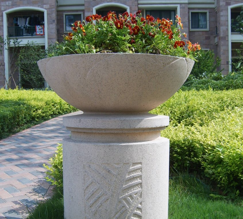 石雕花钵,顾名思义,是一种用石头雕刻而成的盆状器物,常用于园林竟圹