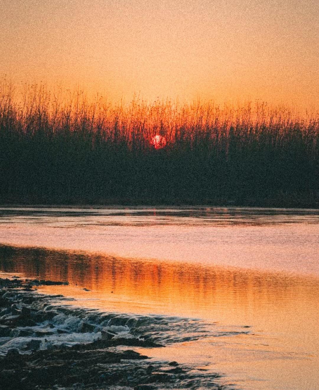 我想在黄昏写上一封书信,载着落日的余晖和银河的浪漫,寄给你,寄给