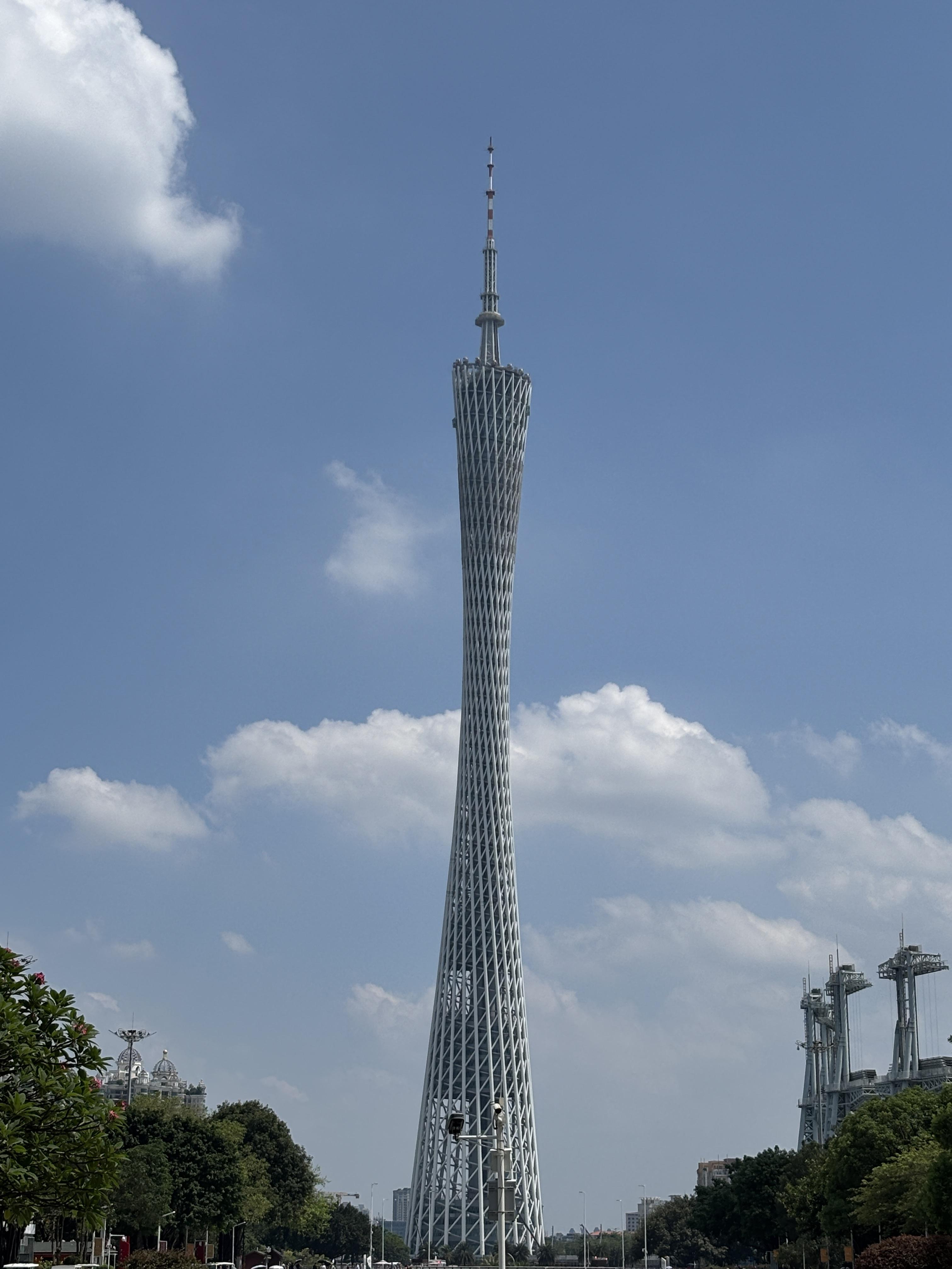 广州地标广州塔,又名小蛮腰,白天晚上,坐车去