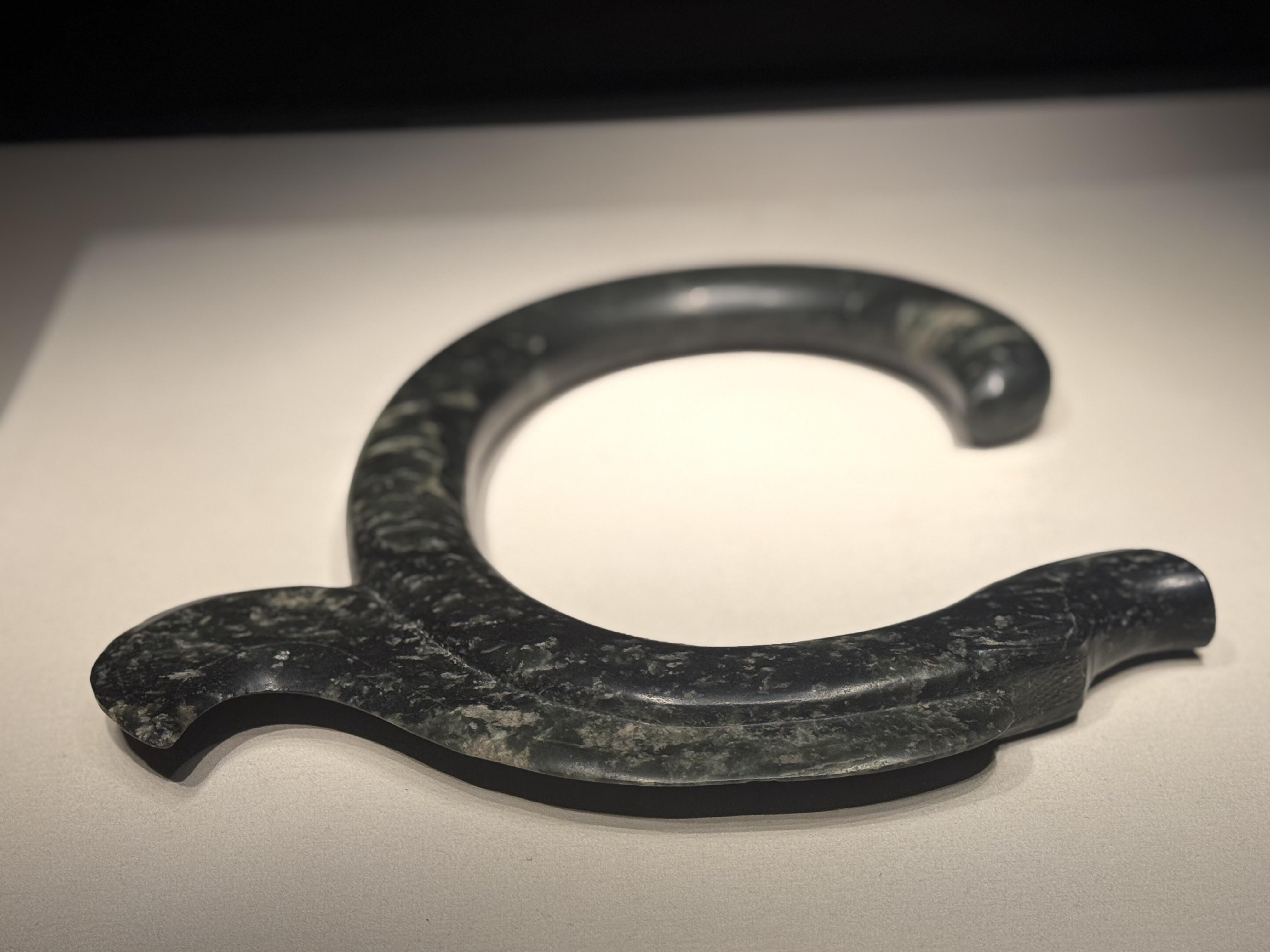 陈安 的想法: 红山文化时期的这条玉龙是国博的镇馆之宝!