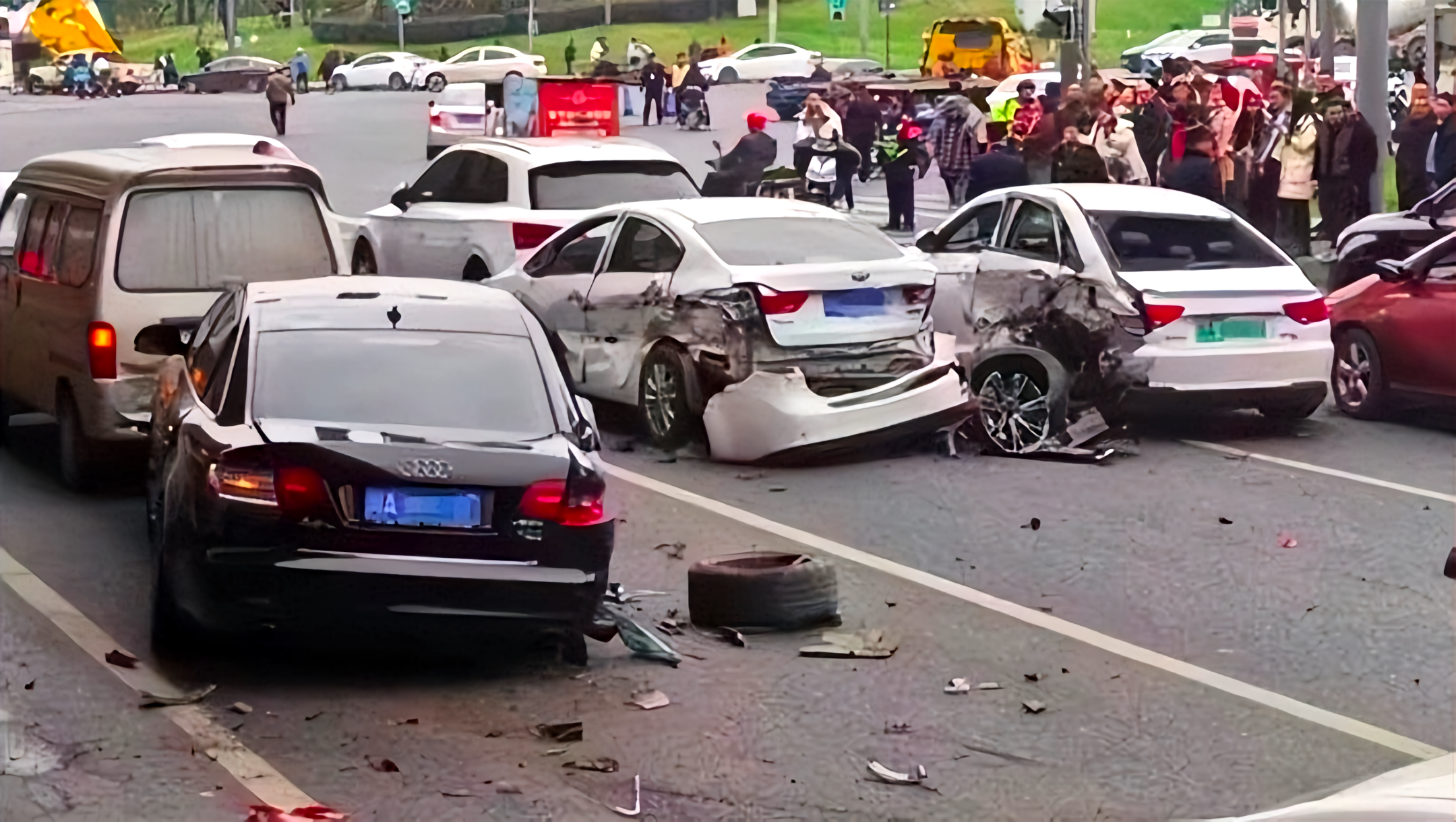 事故引起了社会广泛关注第二天即11月26日该辆特斯拉的车主王先生主动