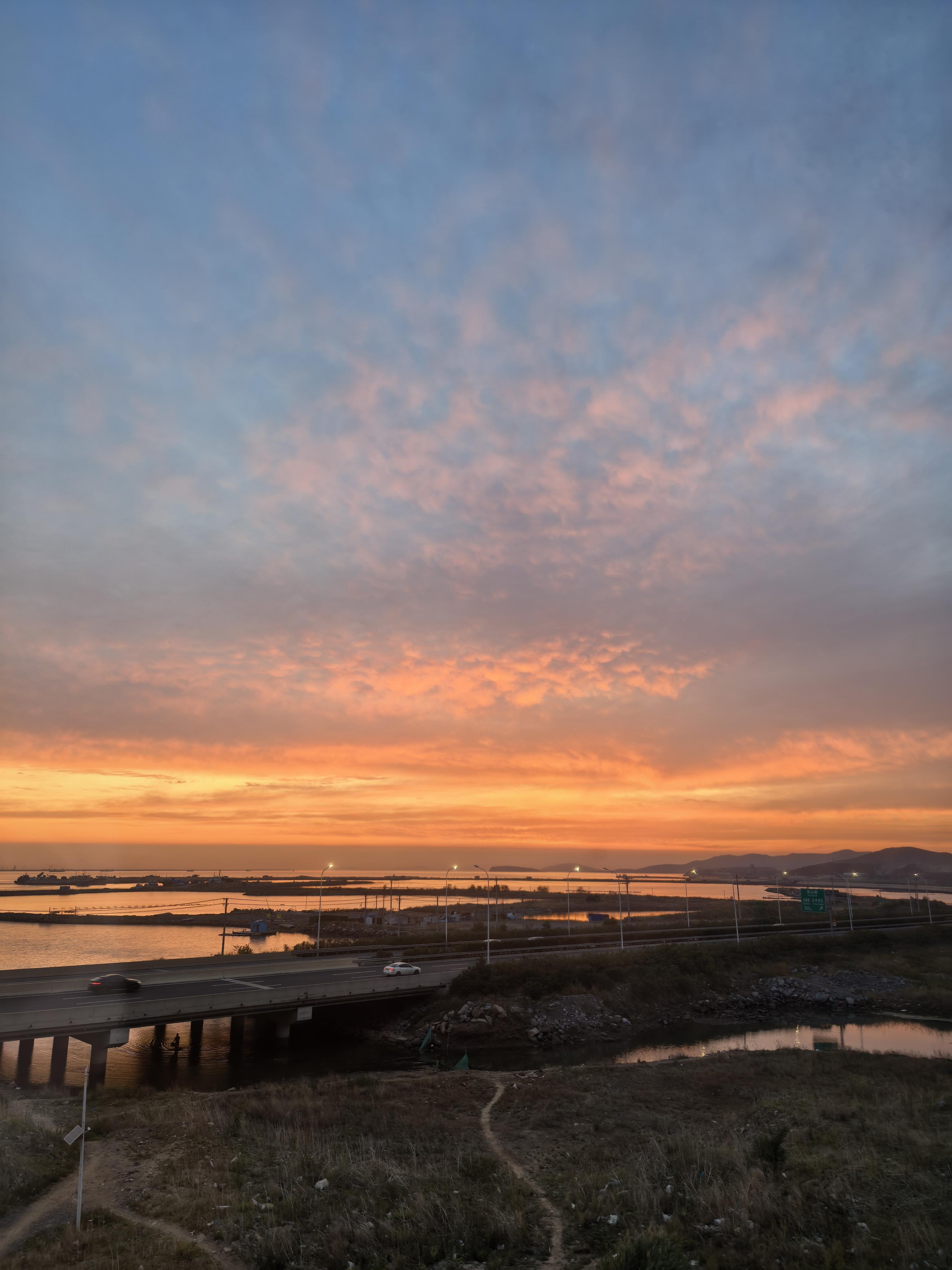 我在海边住,晚上的落日变幻多端,非常美,最美的就是红霞满天,映着