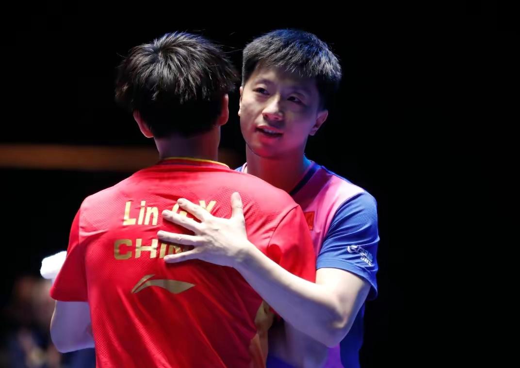 36岁的马龙第3次捧起奖杯刘国梁鼓掌祝贺张本父子偷师学艺