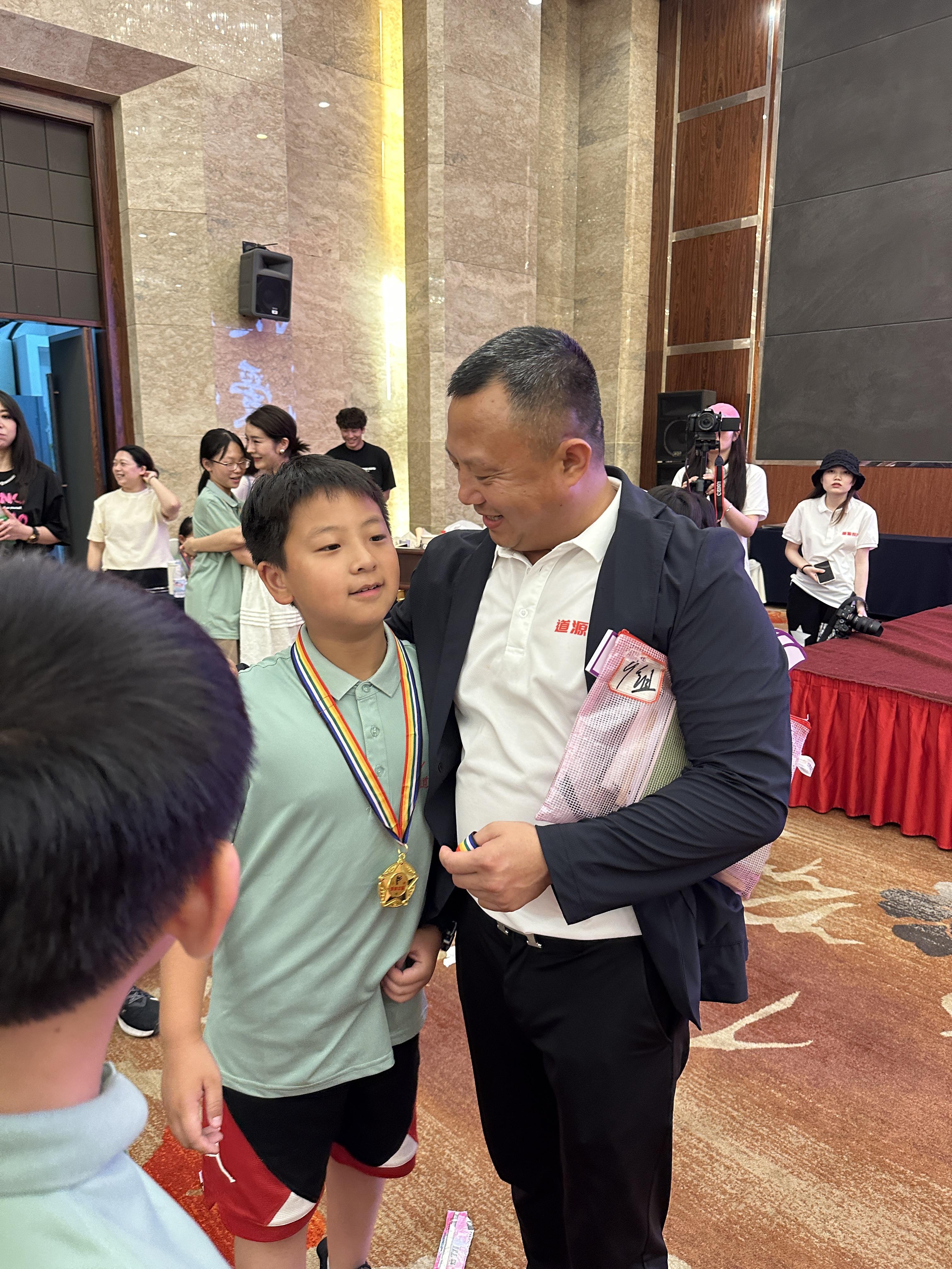 我儿子在幼儿园的时候,就是那个被欺负的小孩,因为性格比较腼