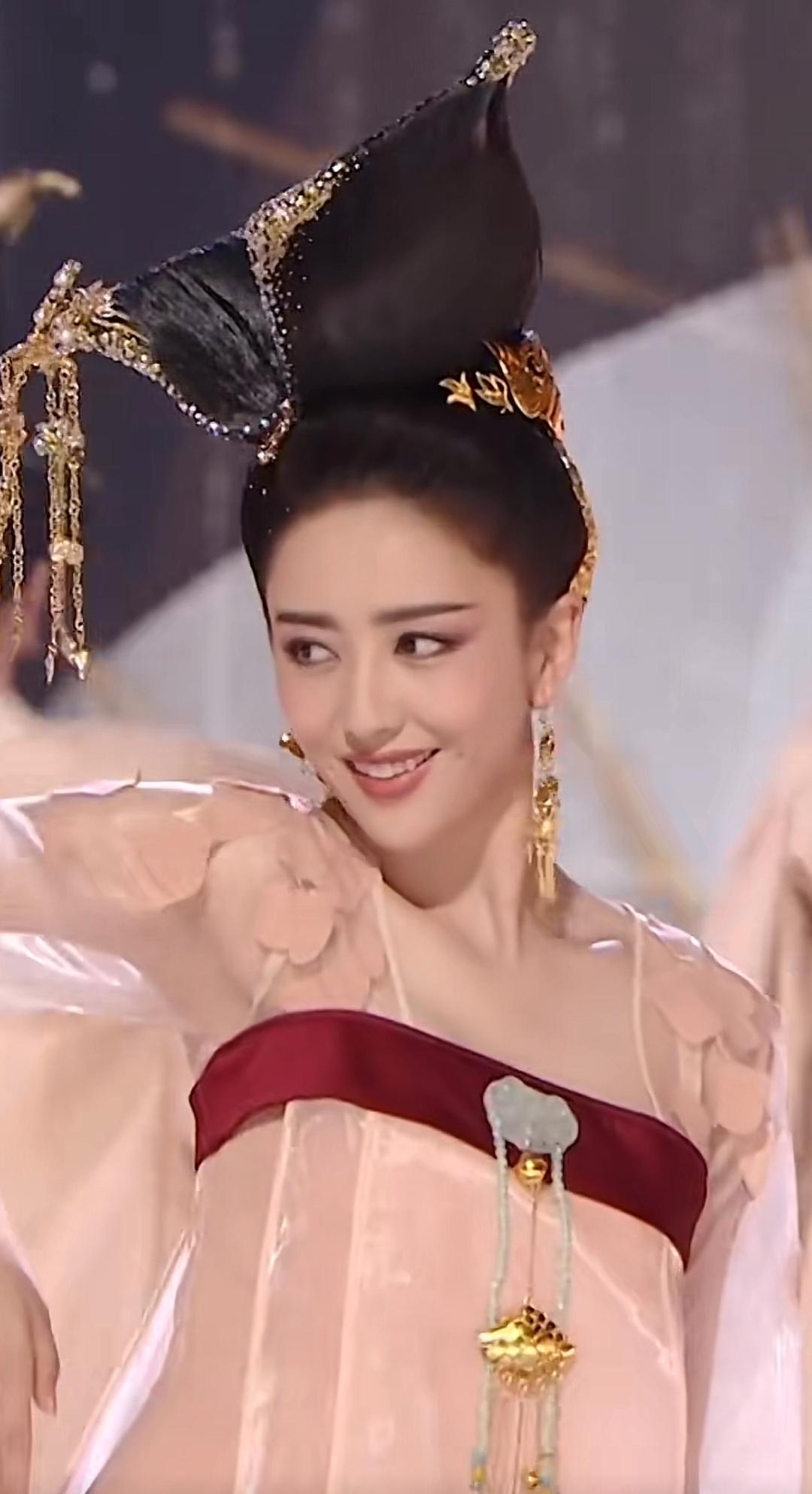 佟丽娅穿着古装跳舞,妩媚动人,风姿绰约,你知道她穿的是我国哪个朝代