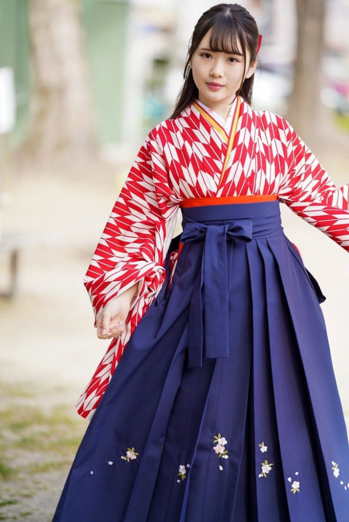 张艾菲 的想法: 日本大正时期的学生妹 br>穿这样,好看不?