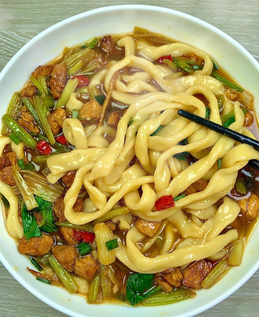 喜欢吃面的姐妹看过来,面条的神仙吃法,芹菜鸡丁面舷 