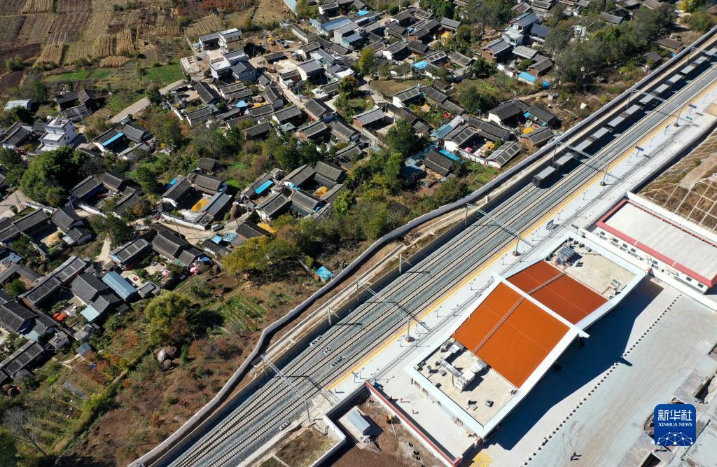 我在职场 的想法: 11月25日拍摄的丽香铁路拉市海站,铁路旁是丽江纳西