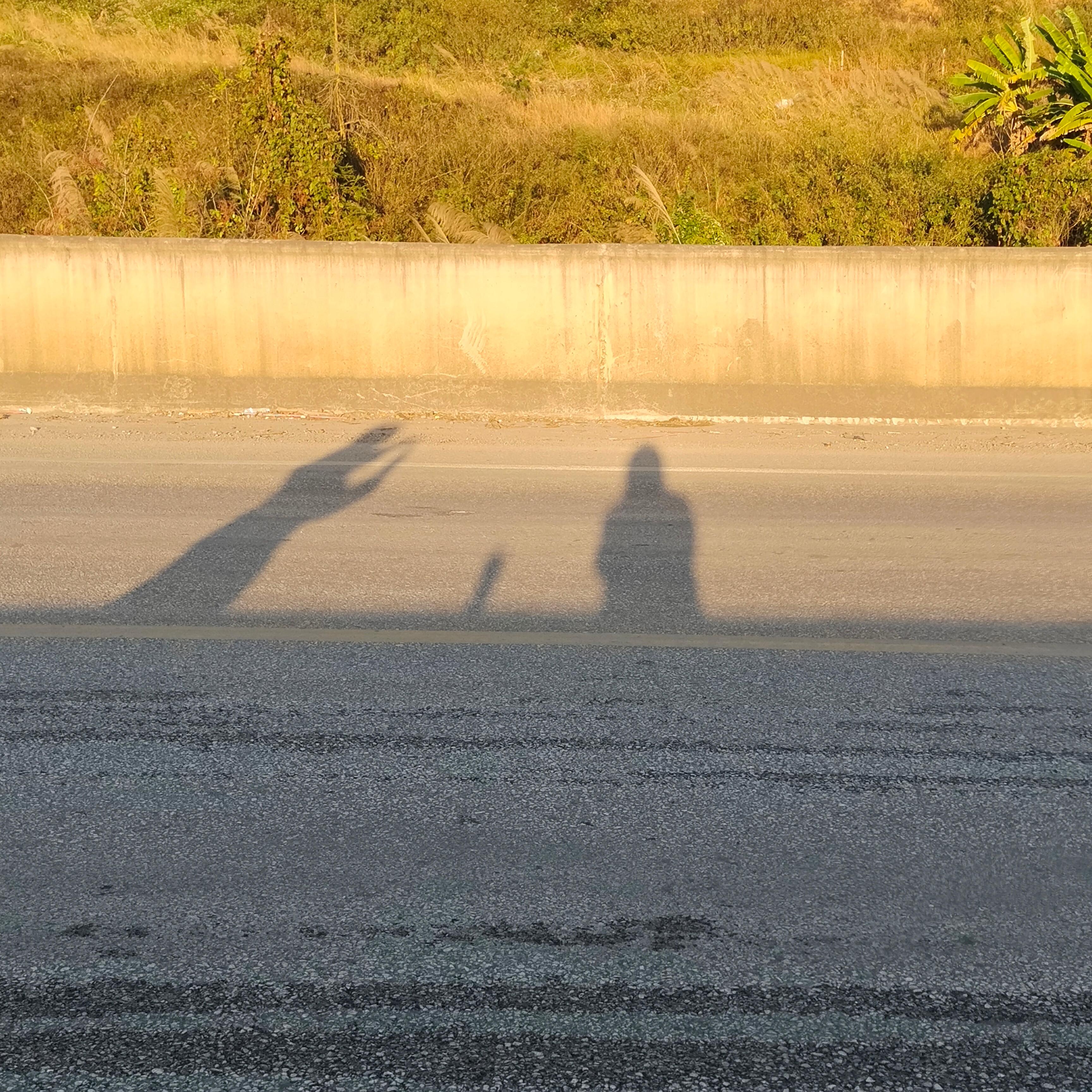 木月集 的想法: 夕阳下,少年和少女的影子被拉得很长,余晖撒在他们