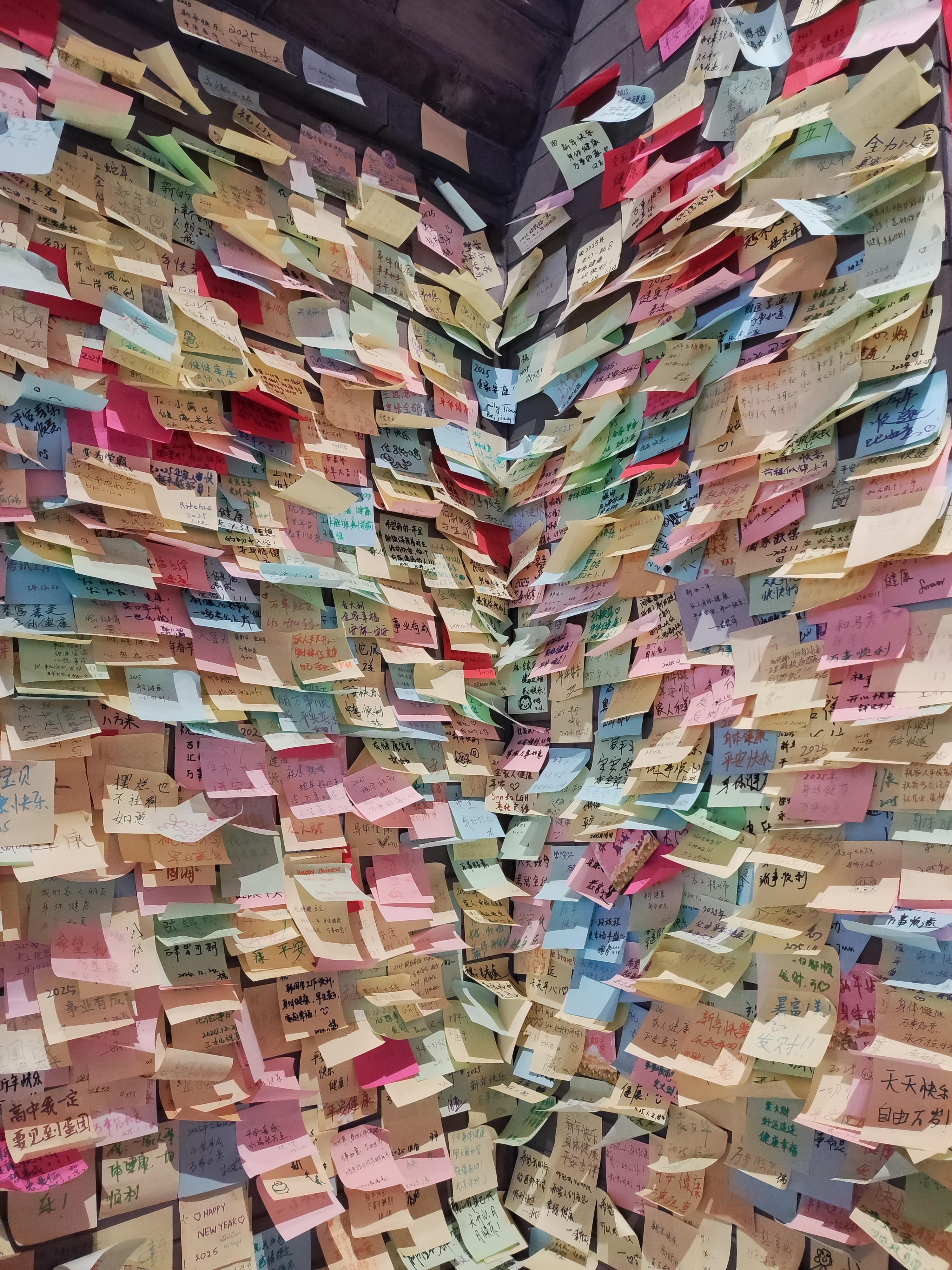 看那写满祝福的便利贴墙,红纸黑墨的福字,还有做年画的专注身影,皆是