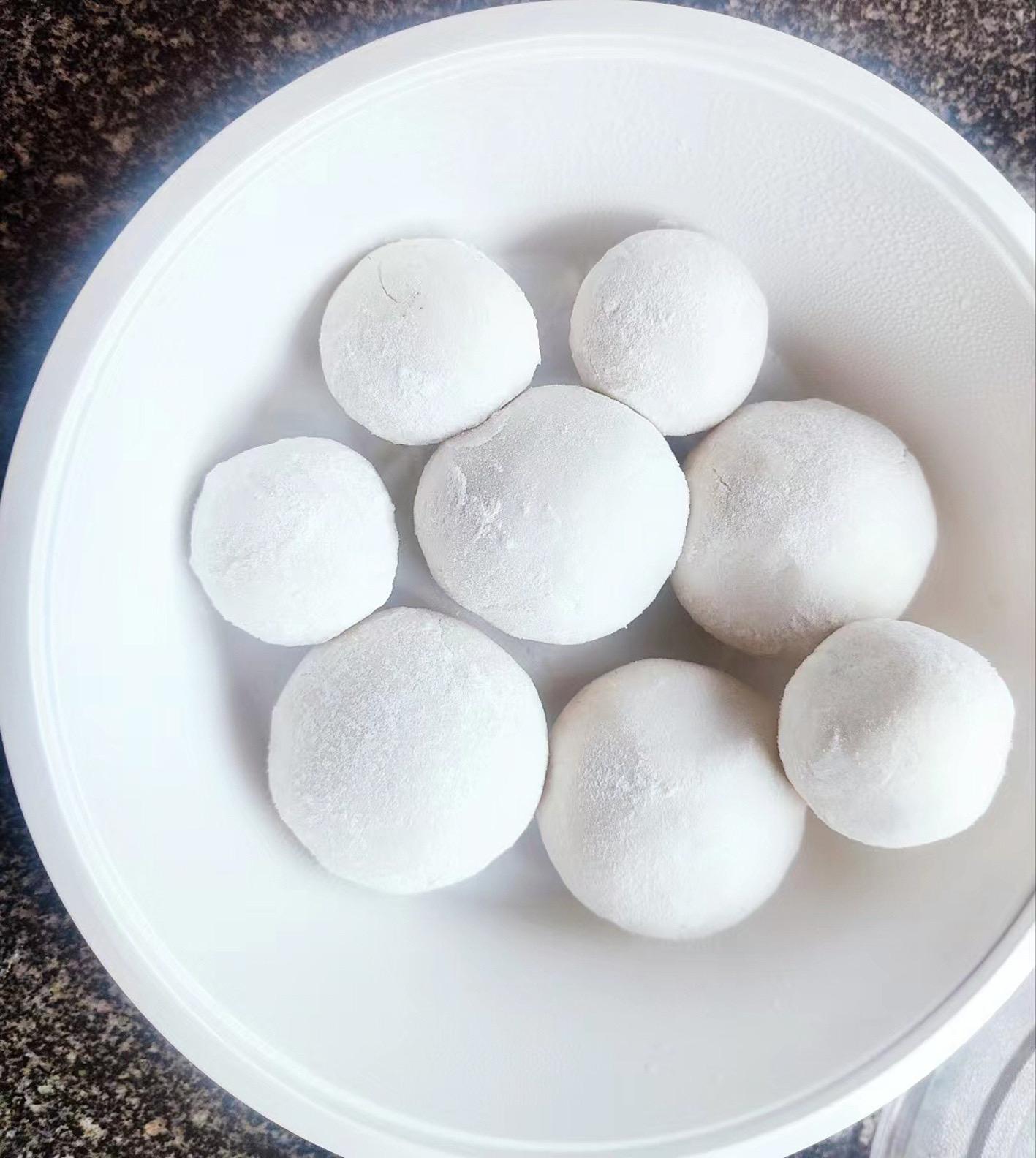 锅煮熟后捞起一个个看起来白白胖胖的大圆子吃到嘴里黏而不腻满口生津