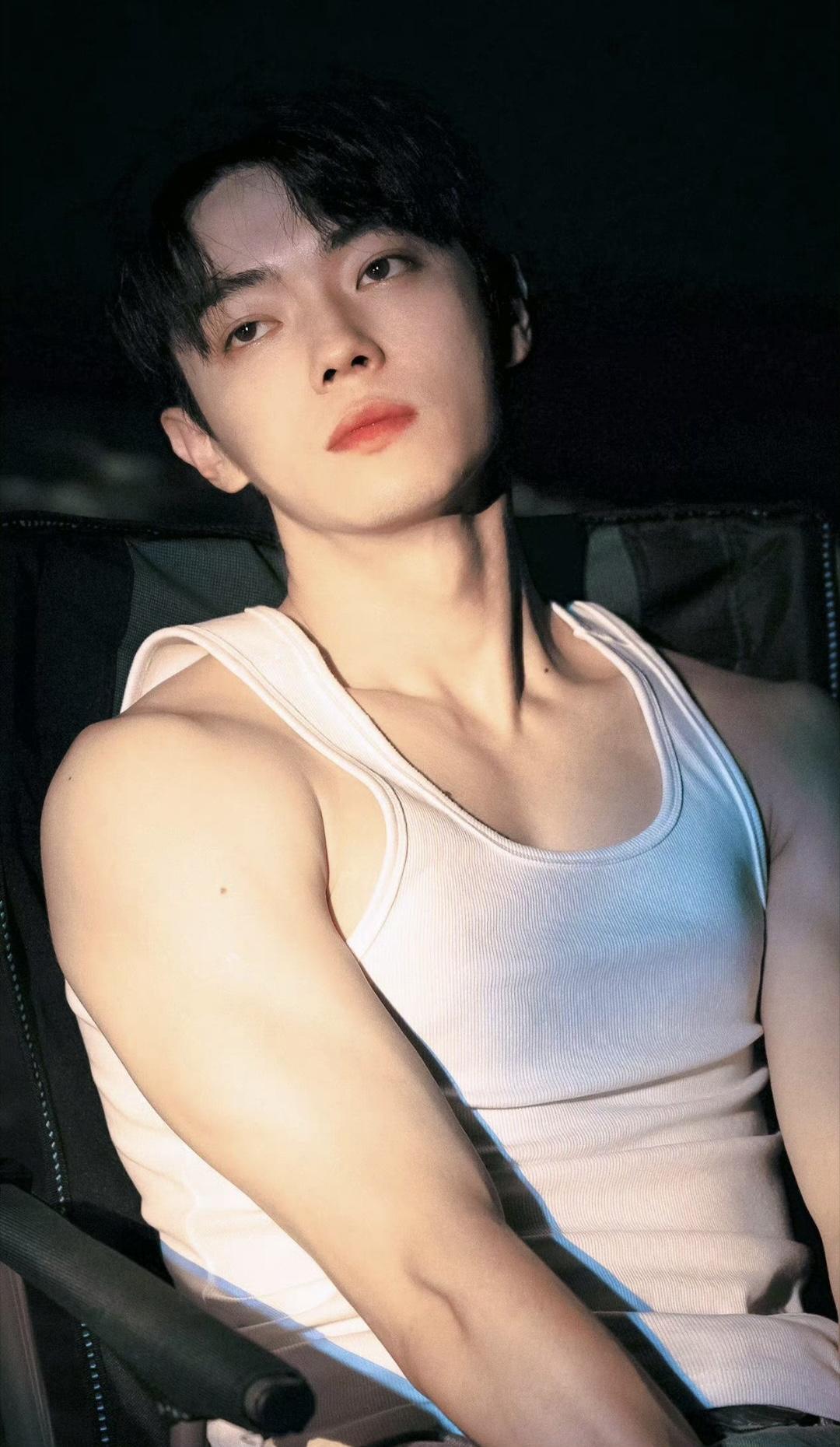 mate哥们 的想法: 许凯好身材才是时尚密码