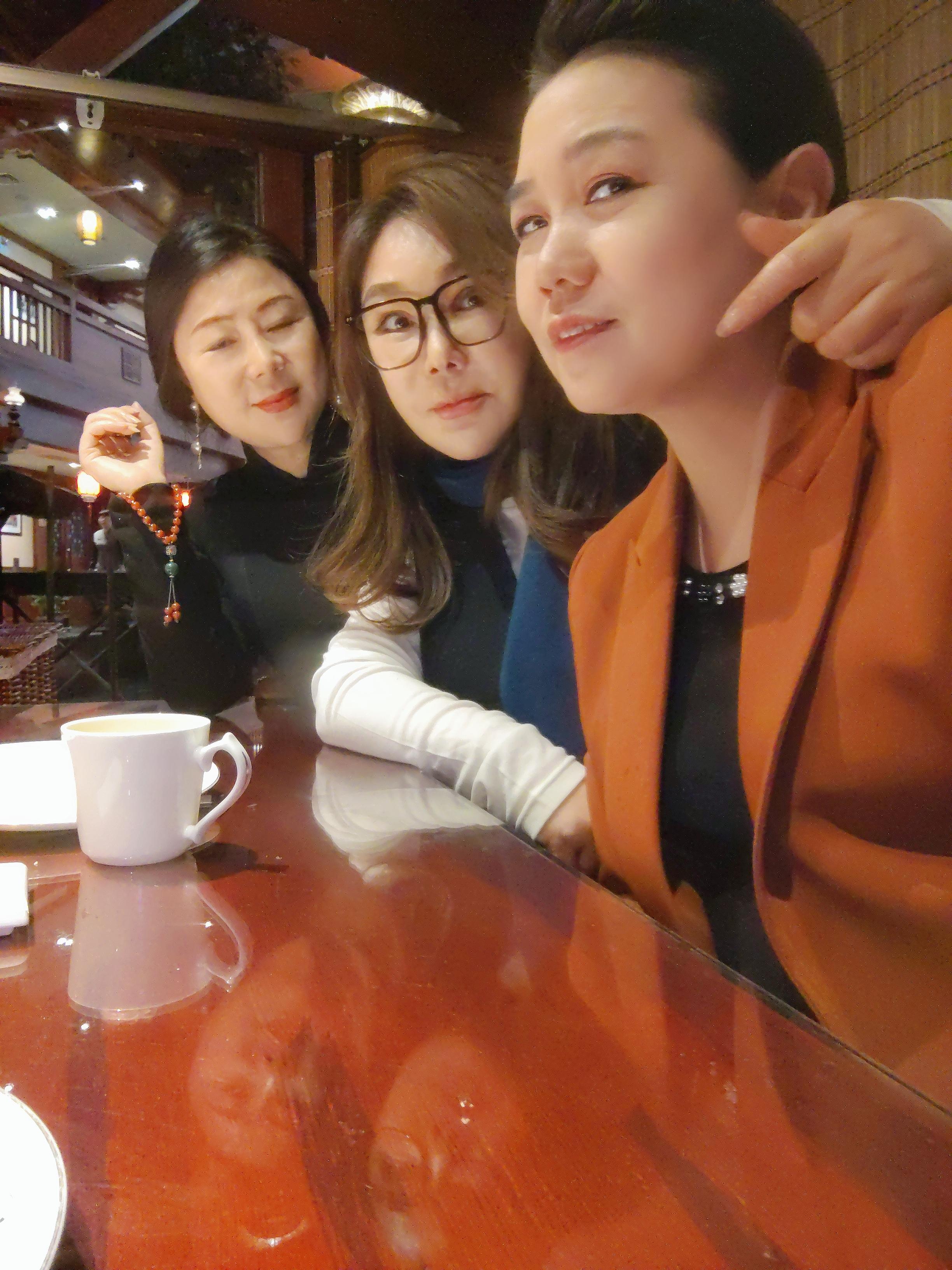 a逸丝风尚集团张华琴 的想法: 闺蜜小聚,畅谈人生与工作 |  a data