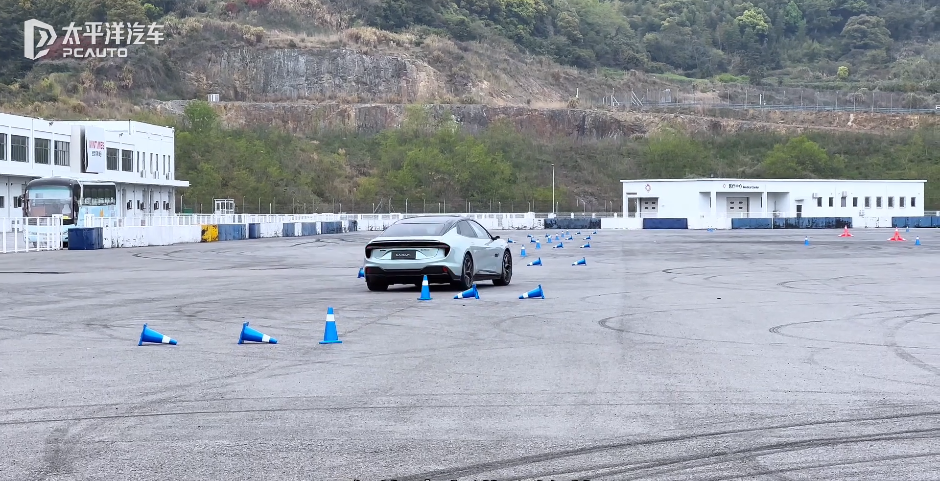 太平洋汽车 的想法: 赛道试驾路特斯emeya:制动是意外,空气动力学一如