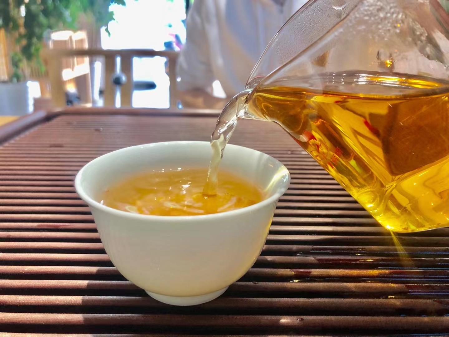 喝豆蔻时若茶桌上有三两枝玫瑰便会感觉到别样的温柔