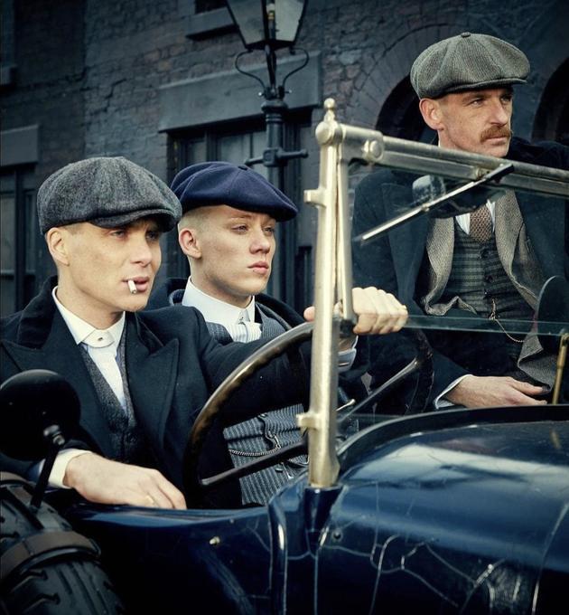 该剧讲述了一战后英国伯明翰地区的黑帮家族peaky blinders在男主汤米