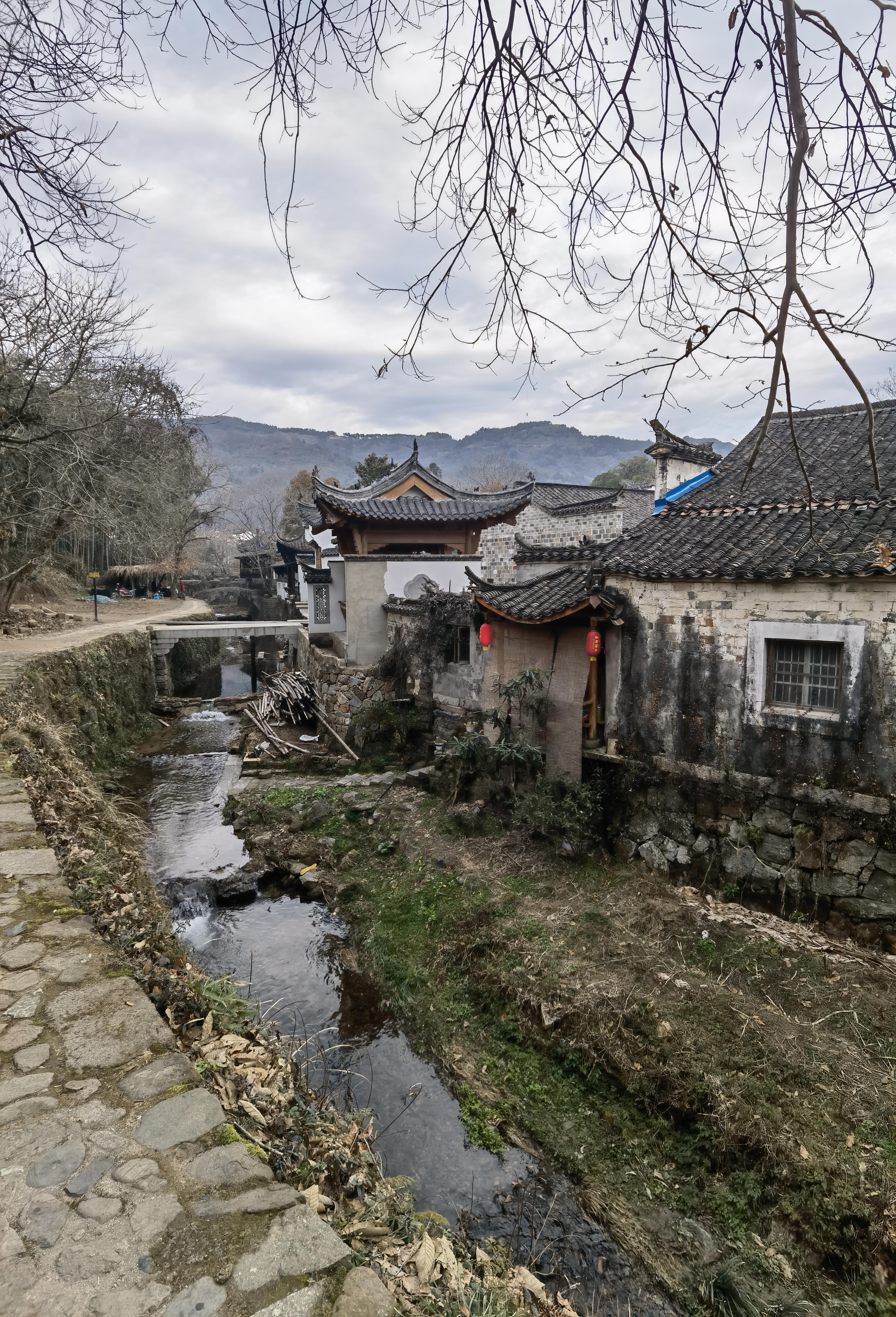 市泾县桃花潭镇辖村的查济(zhā jǐ),是黄山脚下最后的一处古村落