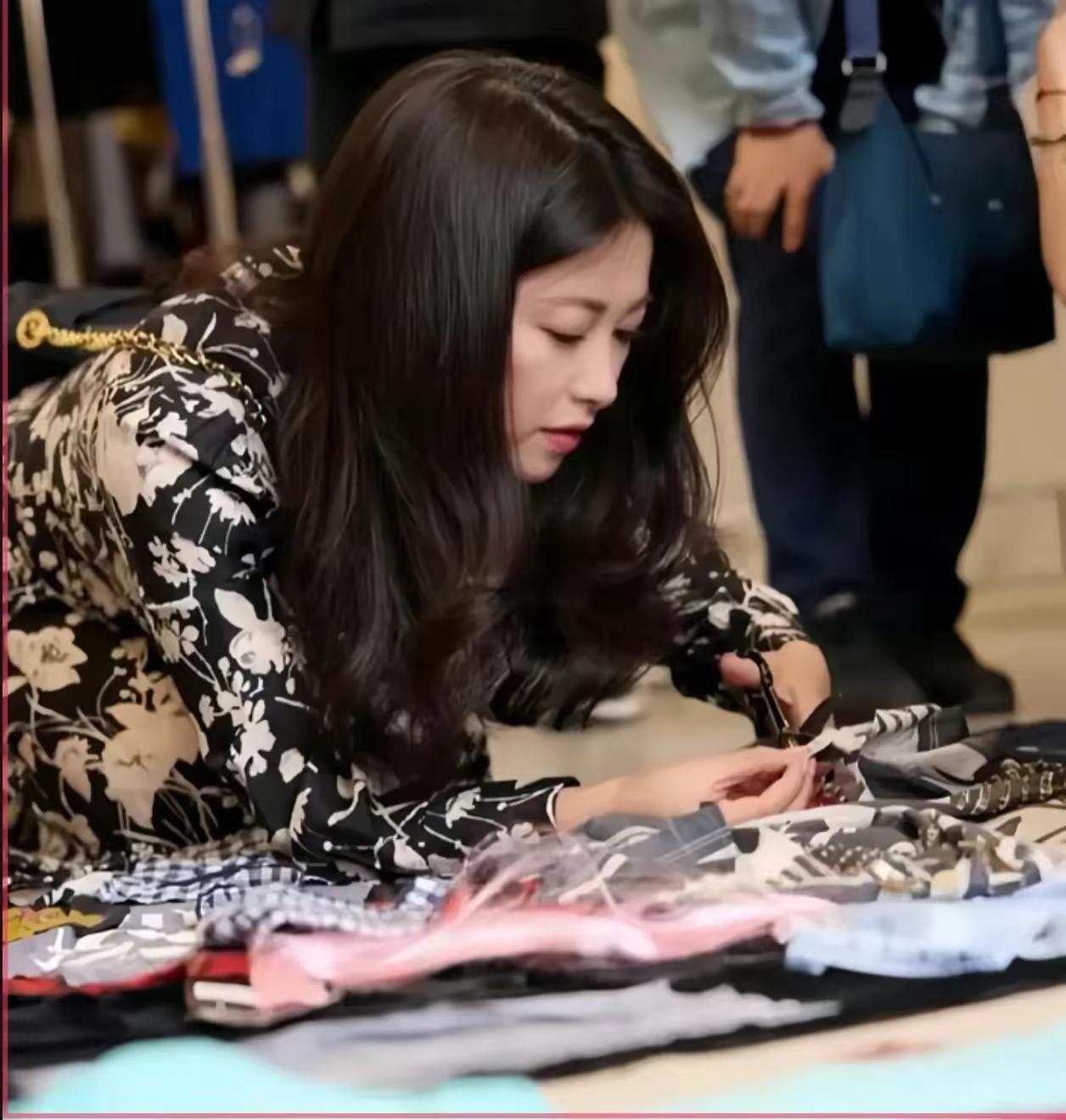 女演员朱珠在北京摆地摊拿闲置物品出售价格很亲民