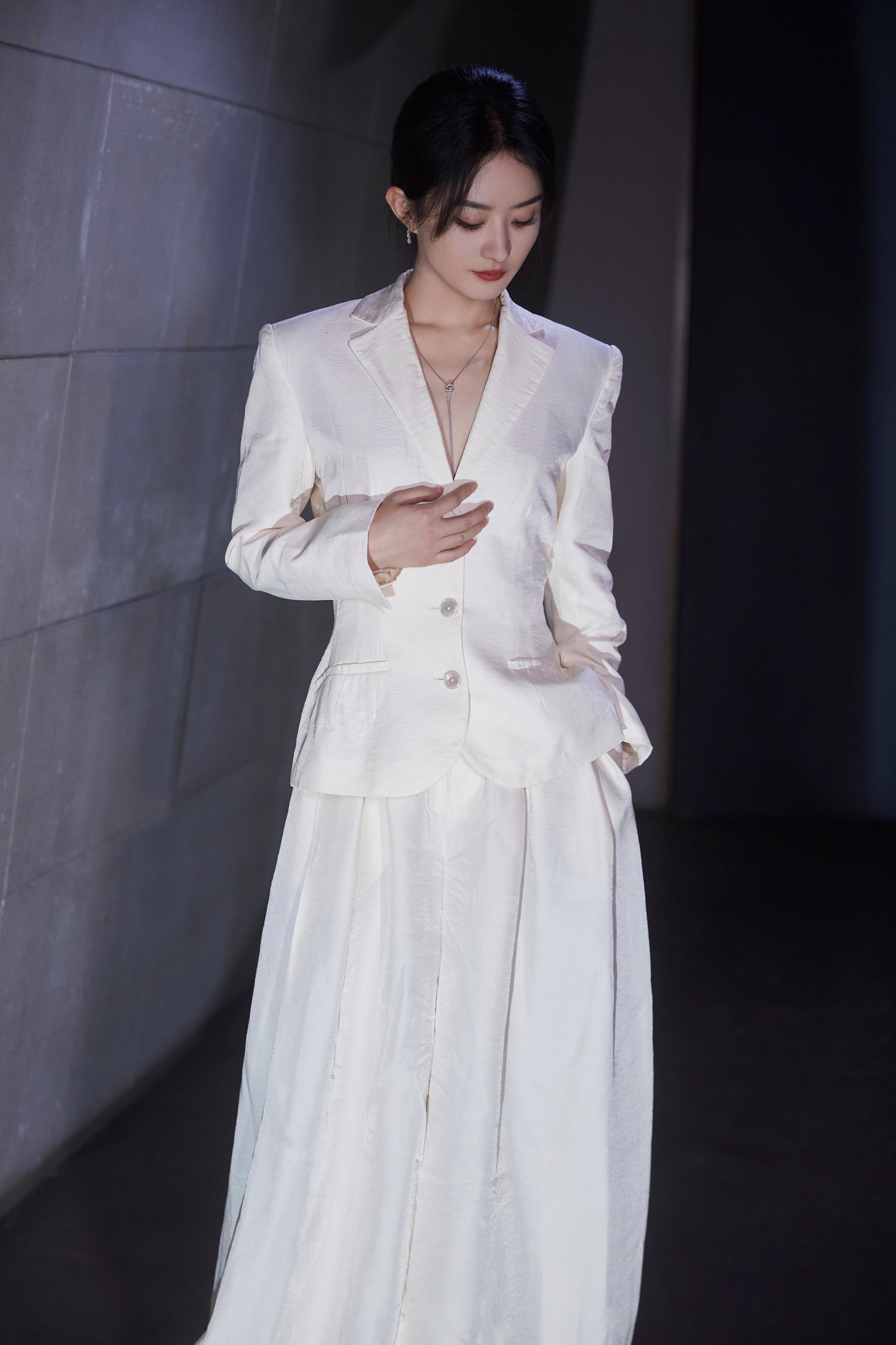 梁薇 的想法: 赵丽颖的站姿太独特了