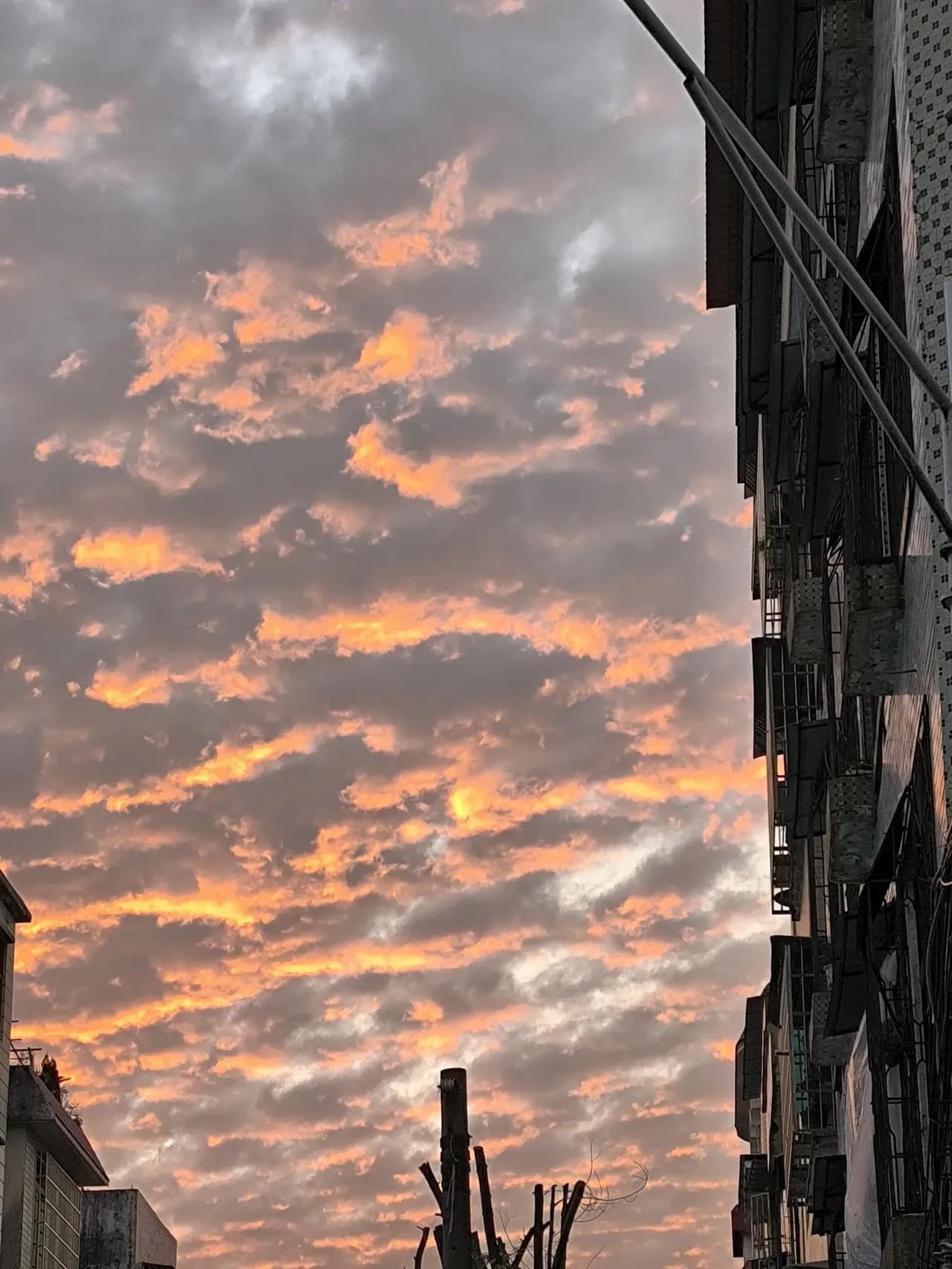 彩色云朵诡异呈现引发好奇与讨论这几天天空出现云彩异象被用心网友