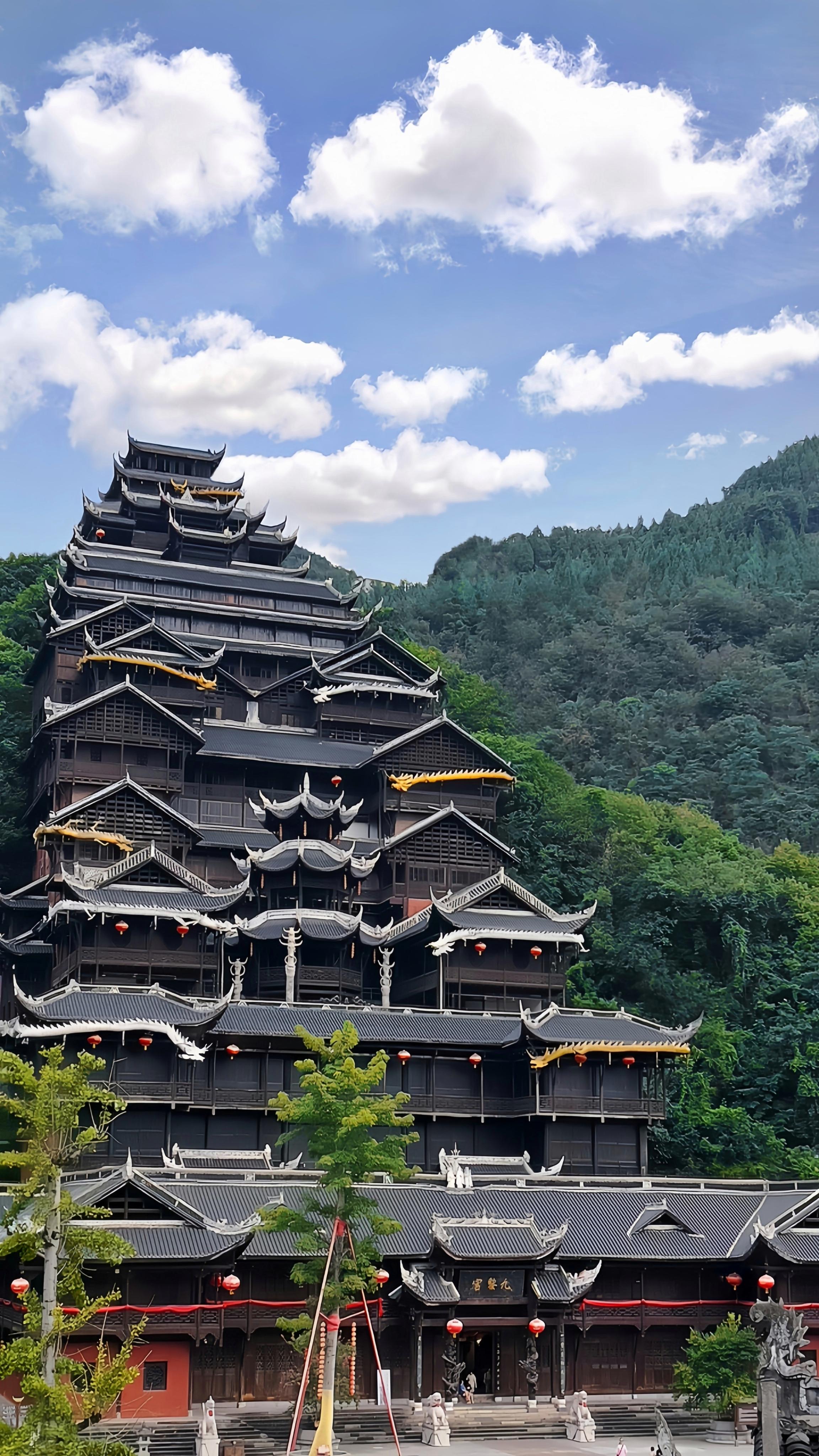 在重庆深山之中,隐藏着一座神秘宫殿,它是中国最大的苗族建筑群