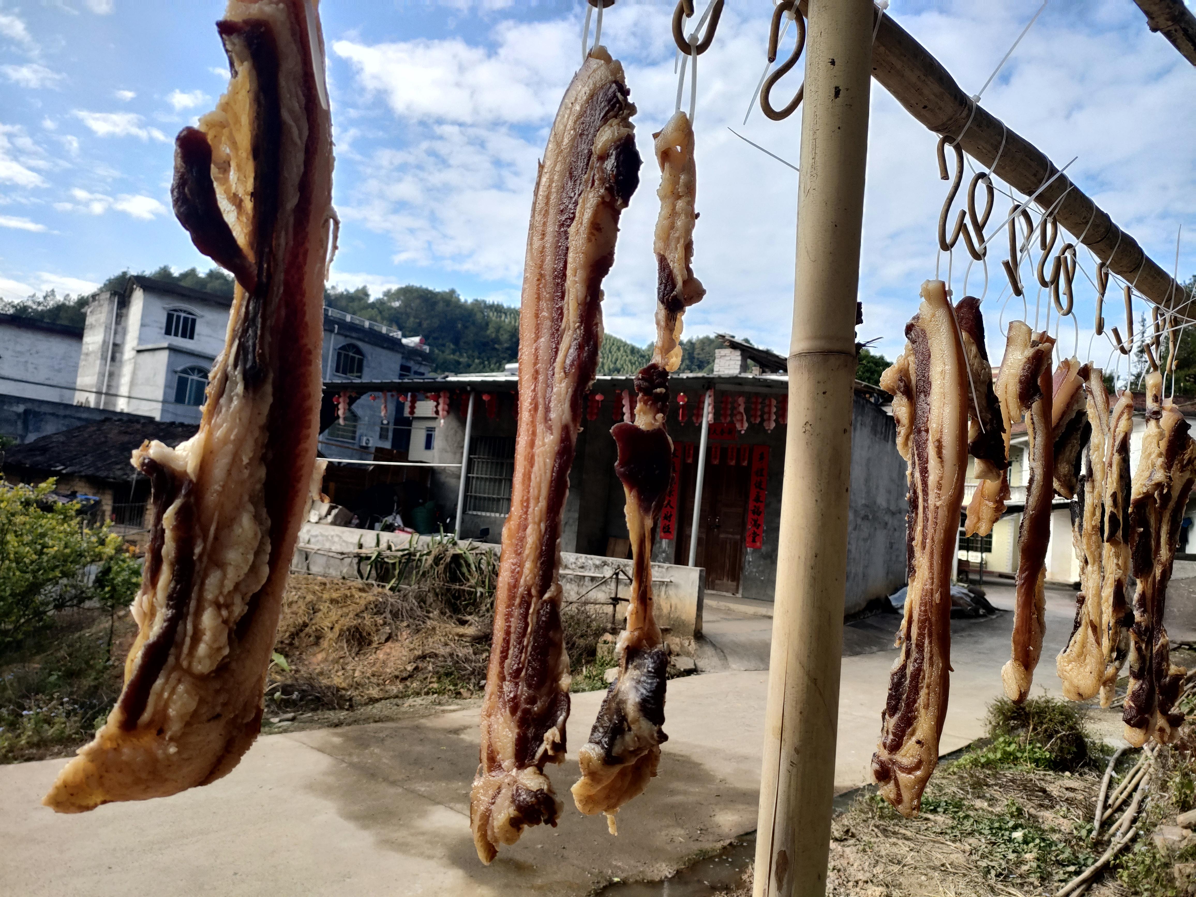 向鹏 的想法: 腊月,乡下正好晒腊肉